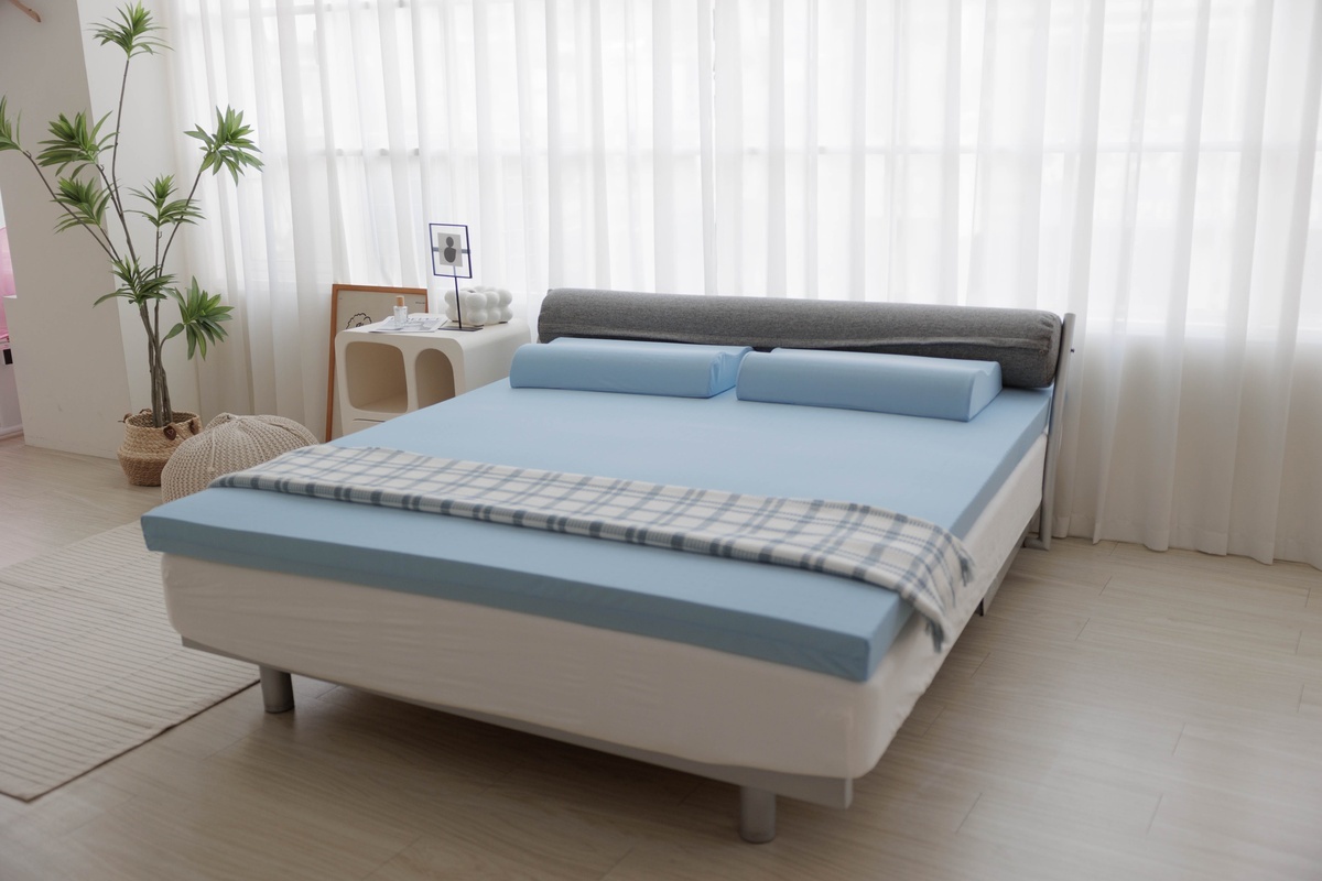 森好眠吸濕排汗乳膠床墊清爽藍臥室全景實拍