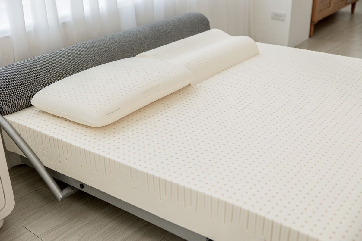 森好眠100%天然乳膠床墊剖面透氣孔洞特寫，展現天然乳膠材質結構