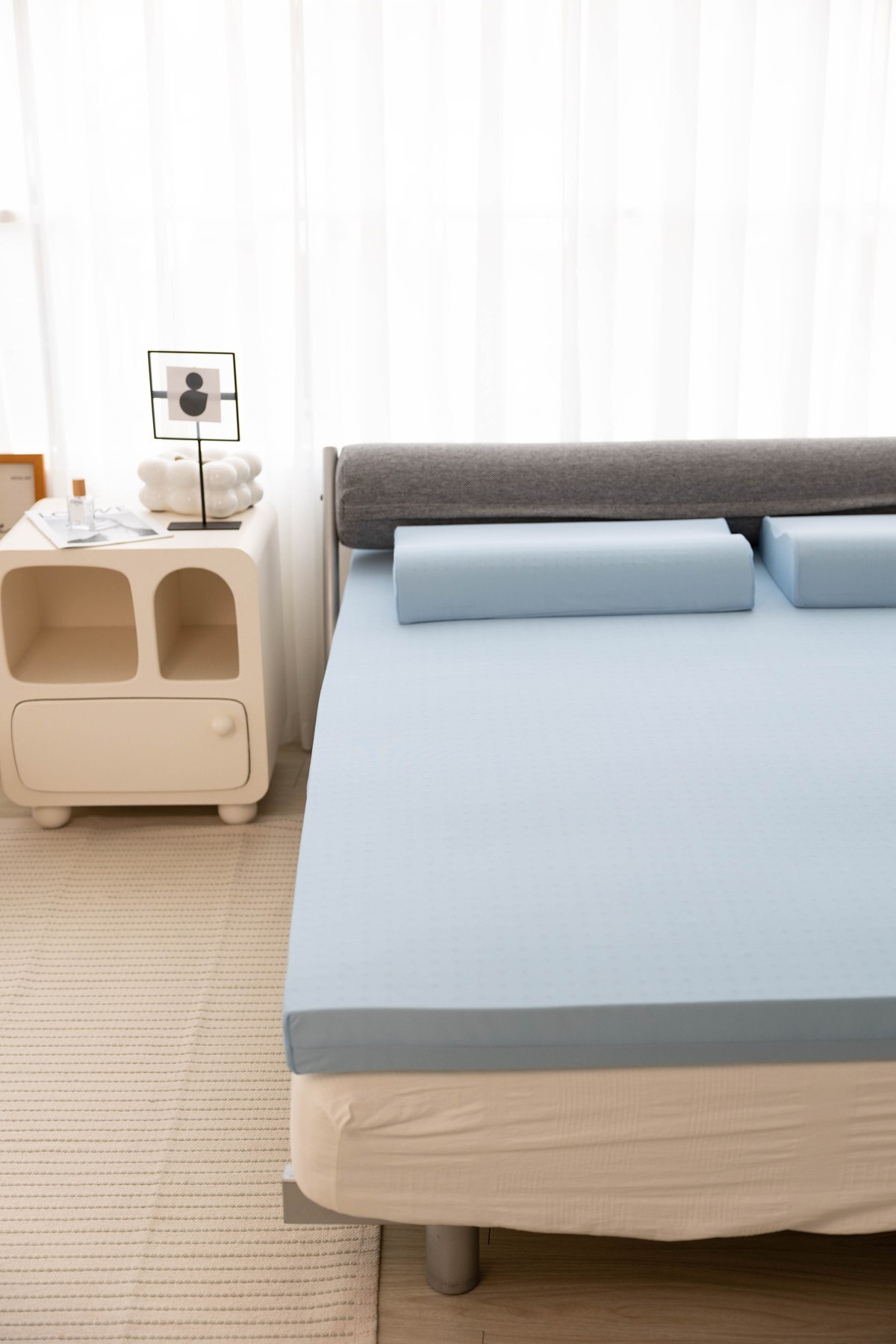 森好眠吸濕排汗乳膠床墊正面俯視，清楚呈現清爽藍布套與乳膠枕