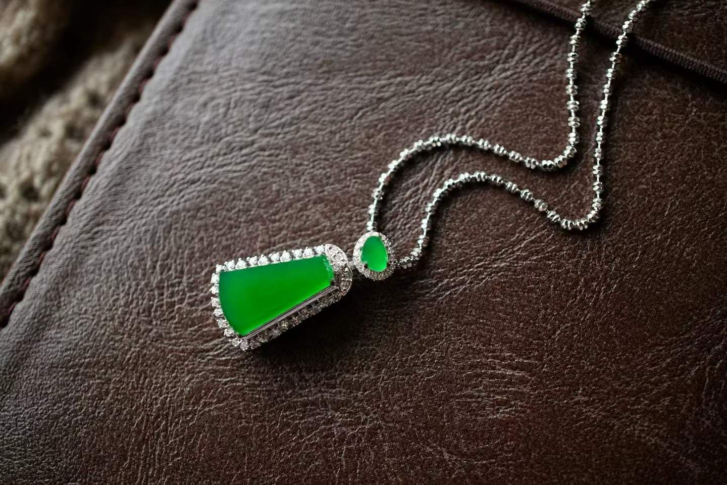 417841 翡翠冰辣陽綠無事牌吊墜