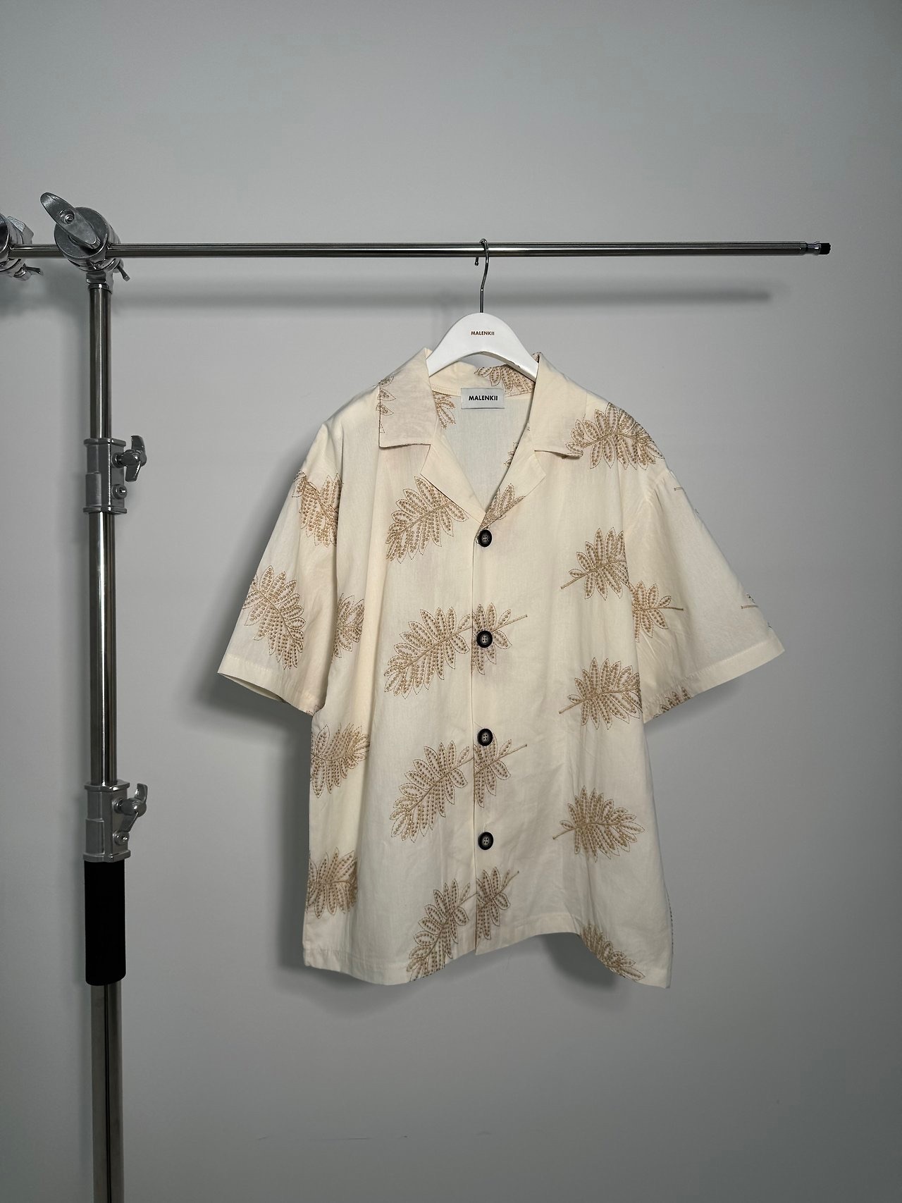 K2 棕櫚葉刺繡短衫