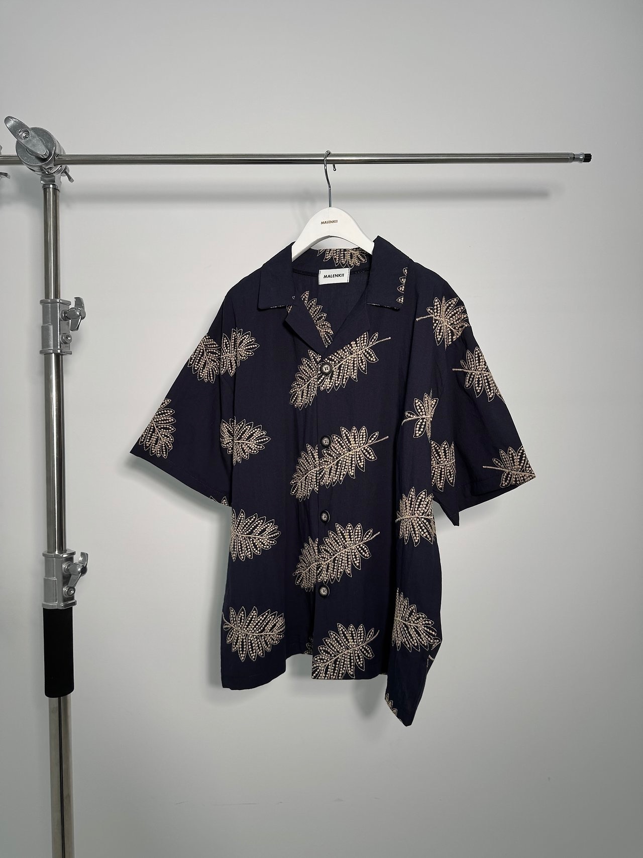 K2 棕櫚葉刺繡短衫