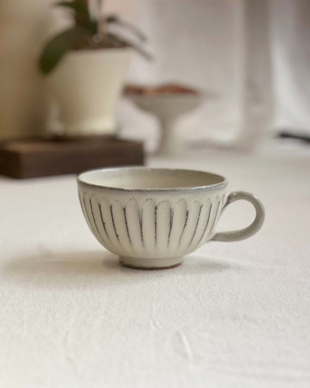 手工陶器 白釉雕刻 闊口杯｜信樂燒