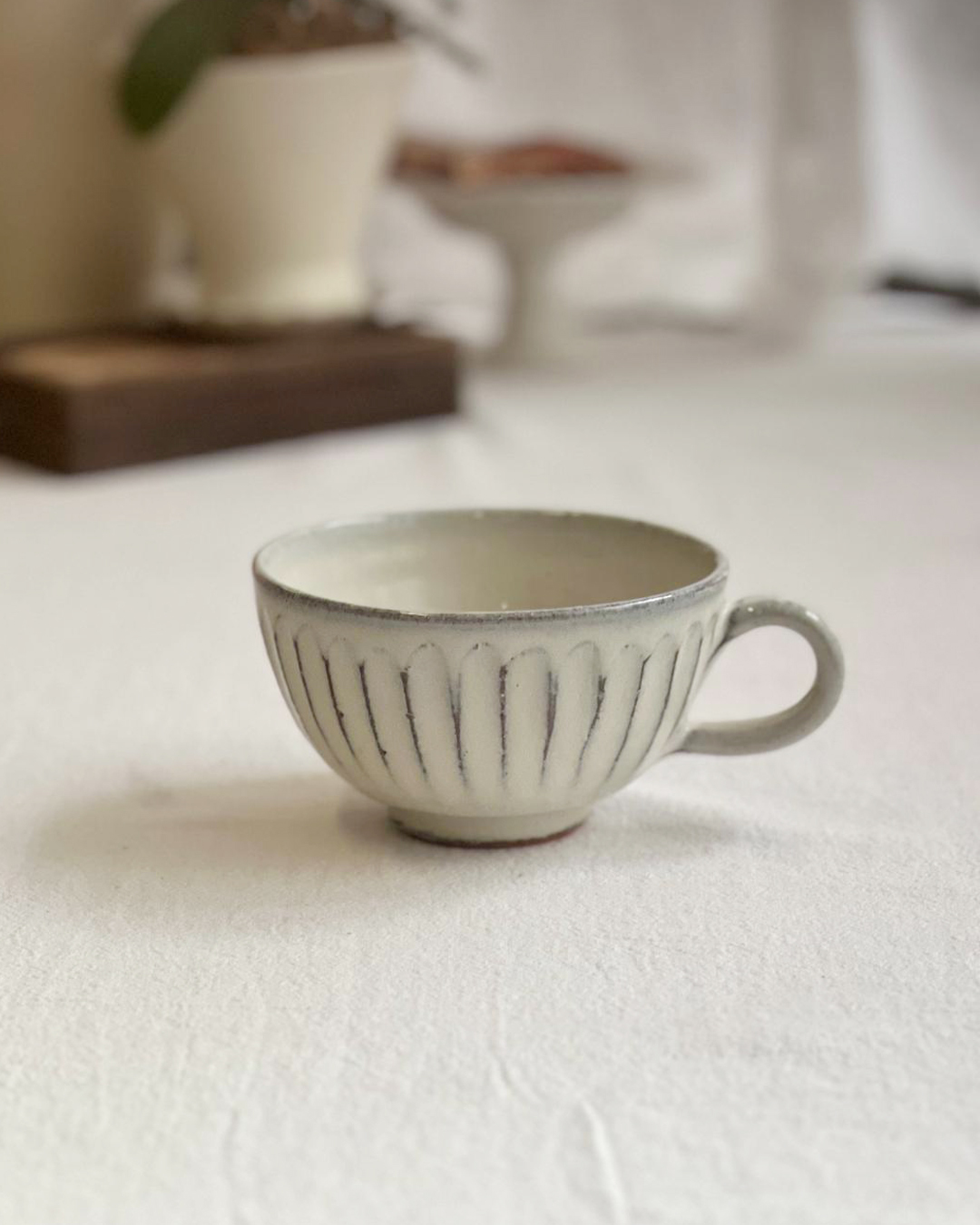 手工陶器 白釉雕刻 闊口杯｜信樂燒