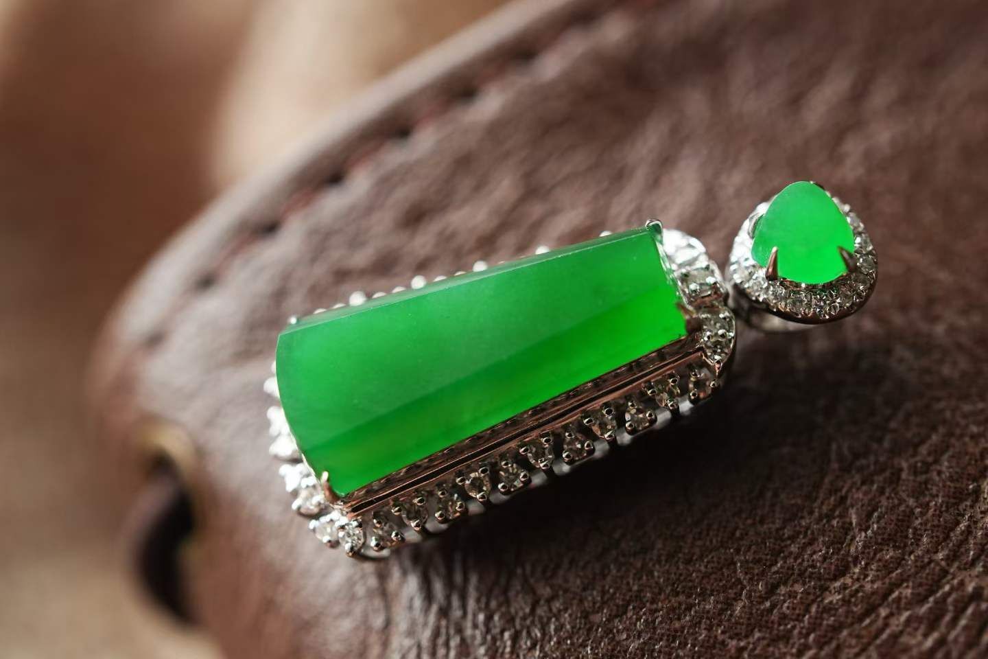 417842 翡翠冰辣陽綠無事牌吊墜