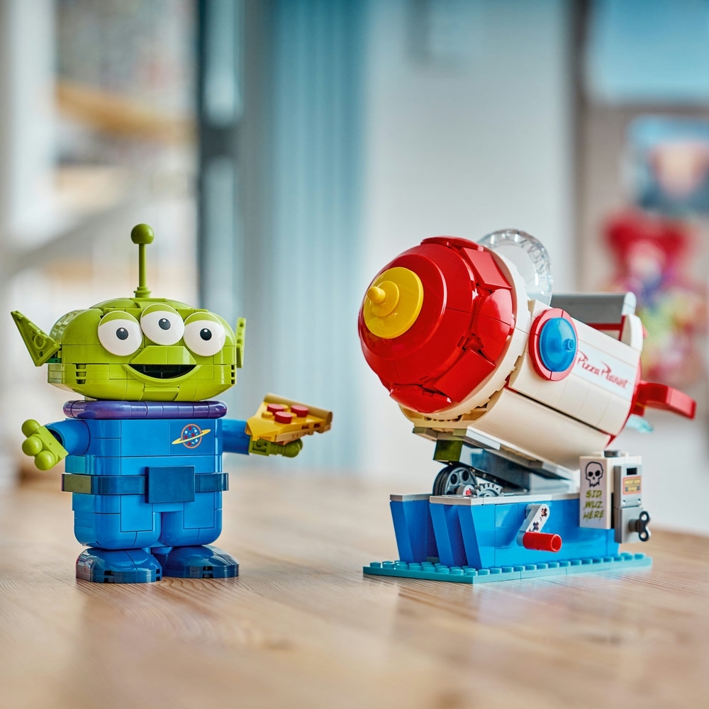 43307 - Alien with Pizza Planet Rocket Ride