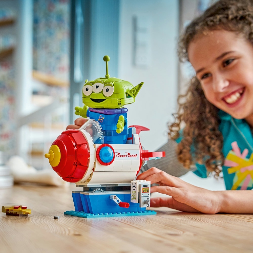 43307 - Alien with Pizza Planet Rocket Ride