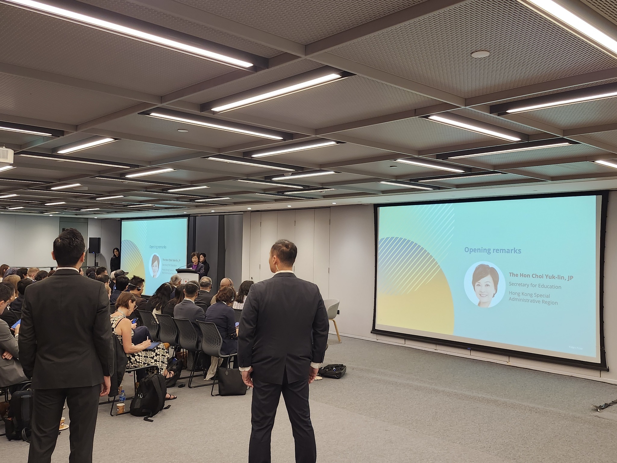 香港特別行政區政府教育局局長蔡若蓮博士