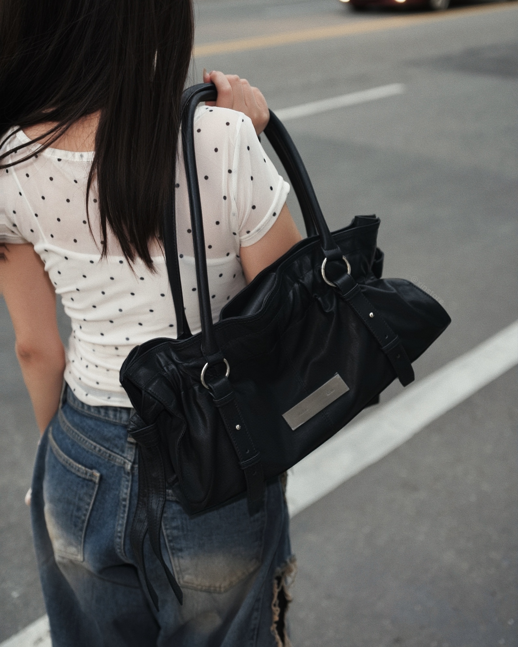 Matin Kim Shirring Tie Buckle 皮革 皺褶 肩背包 黑色