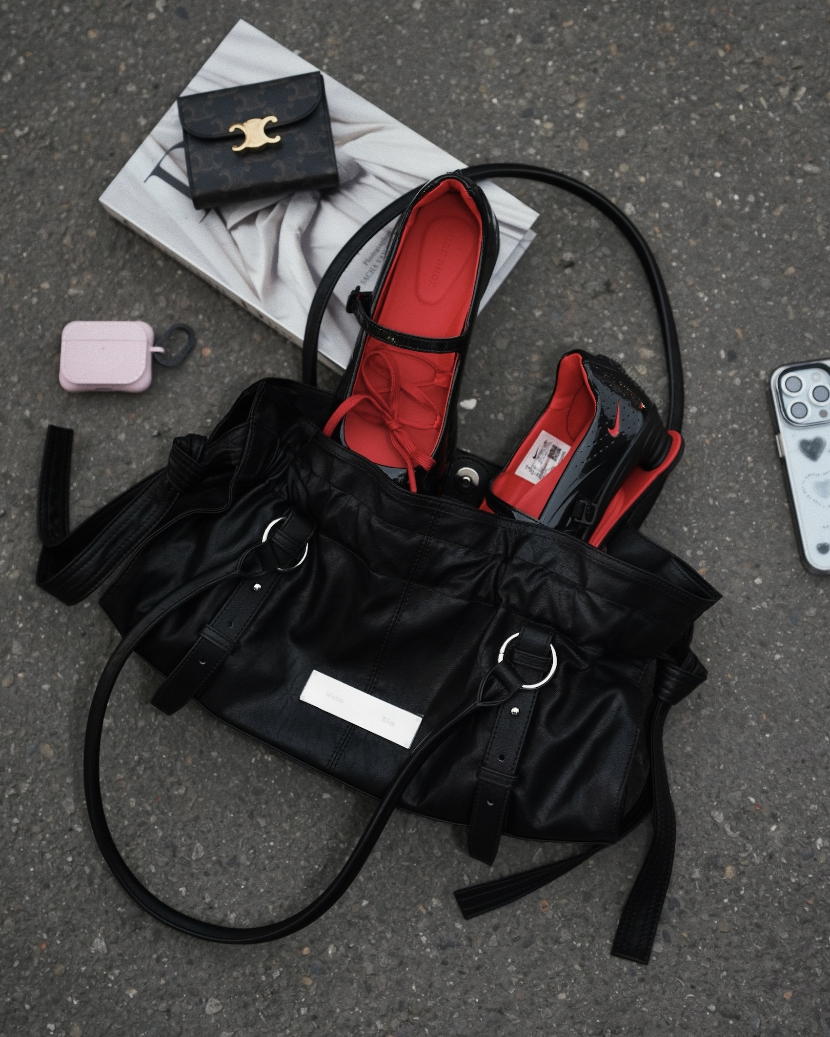 Matin Kim Shirring Tie Buckle 皮革 皺褶 肩背包 黑色