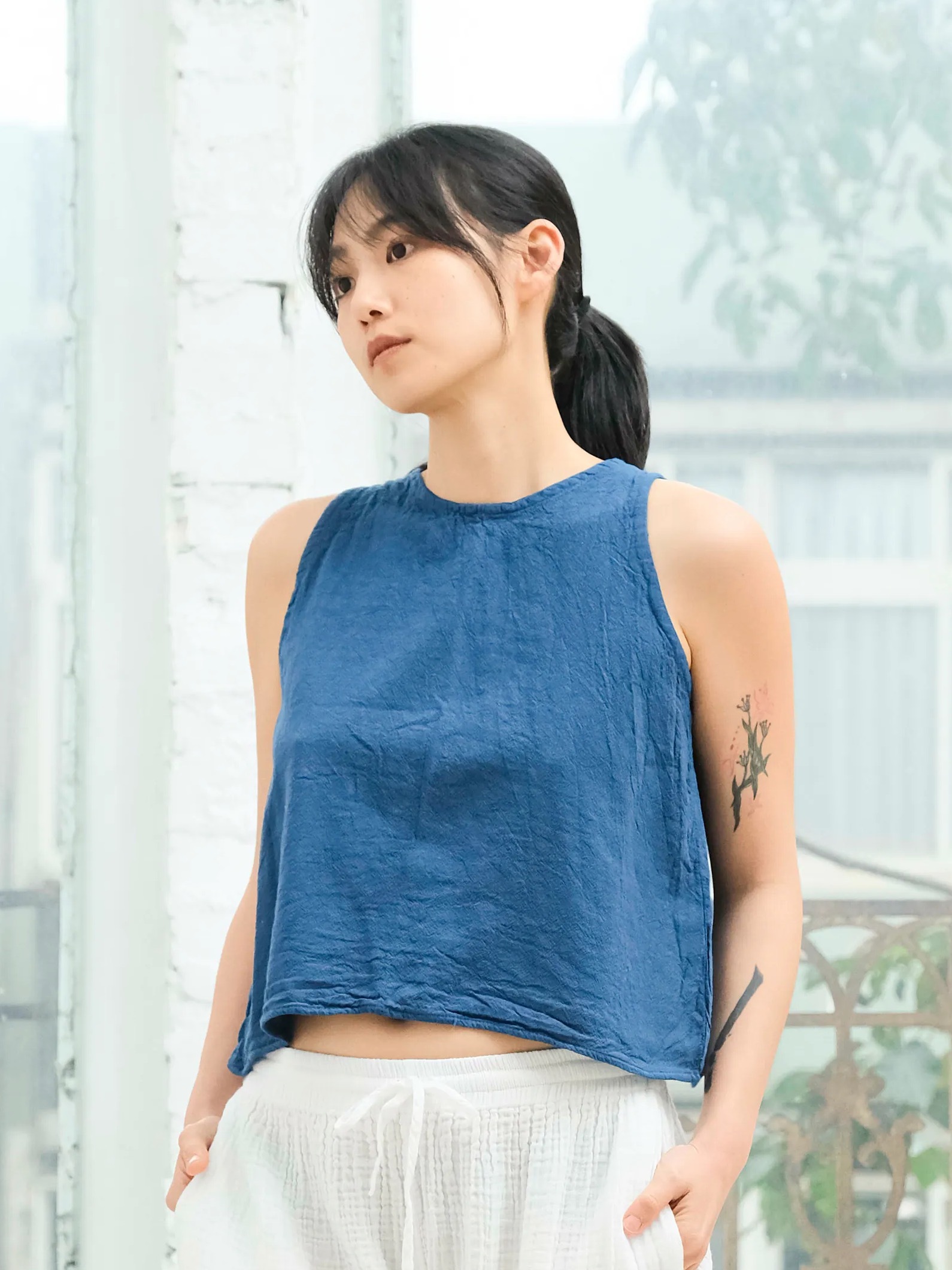 蟬翼後釦無袖上衣 / 慕斯布 墨水藍