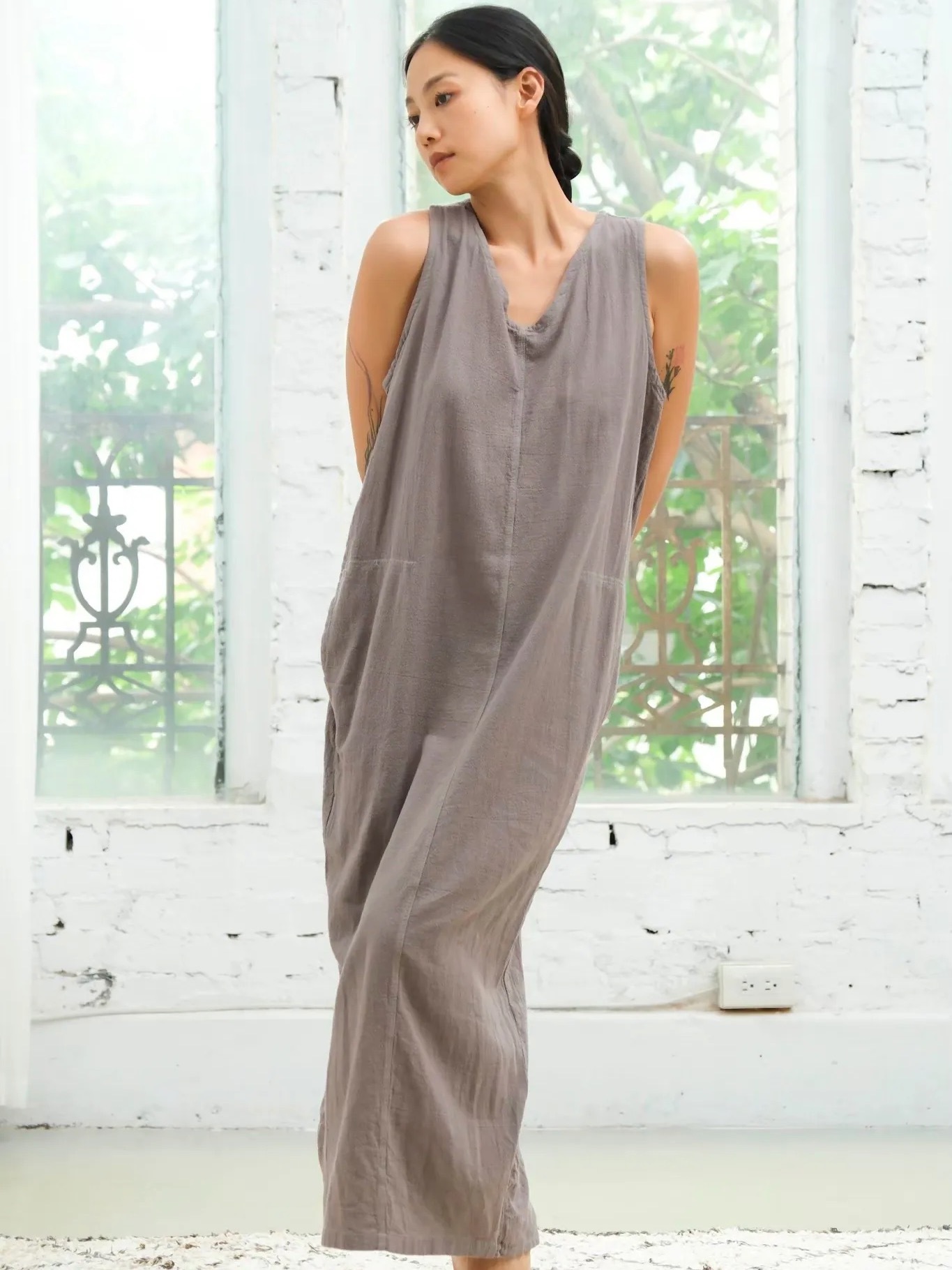 後交疊開衩V領洋裝 / 菱紋布 淺灰