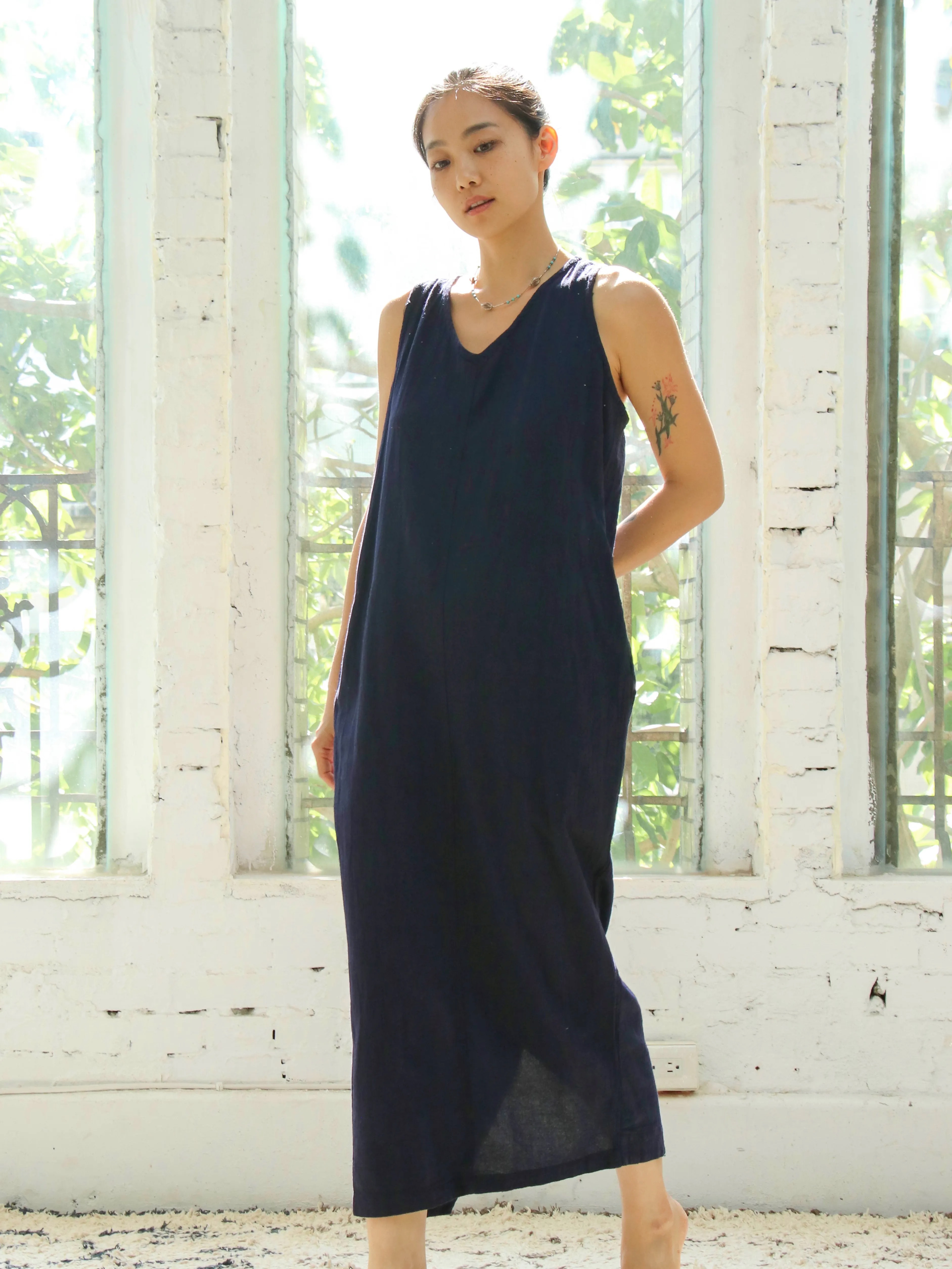 後交疊開衩V領洋裝 / 菱紋布 深藍