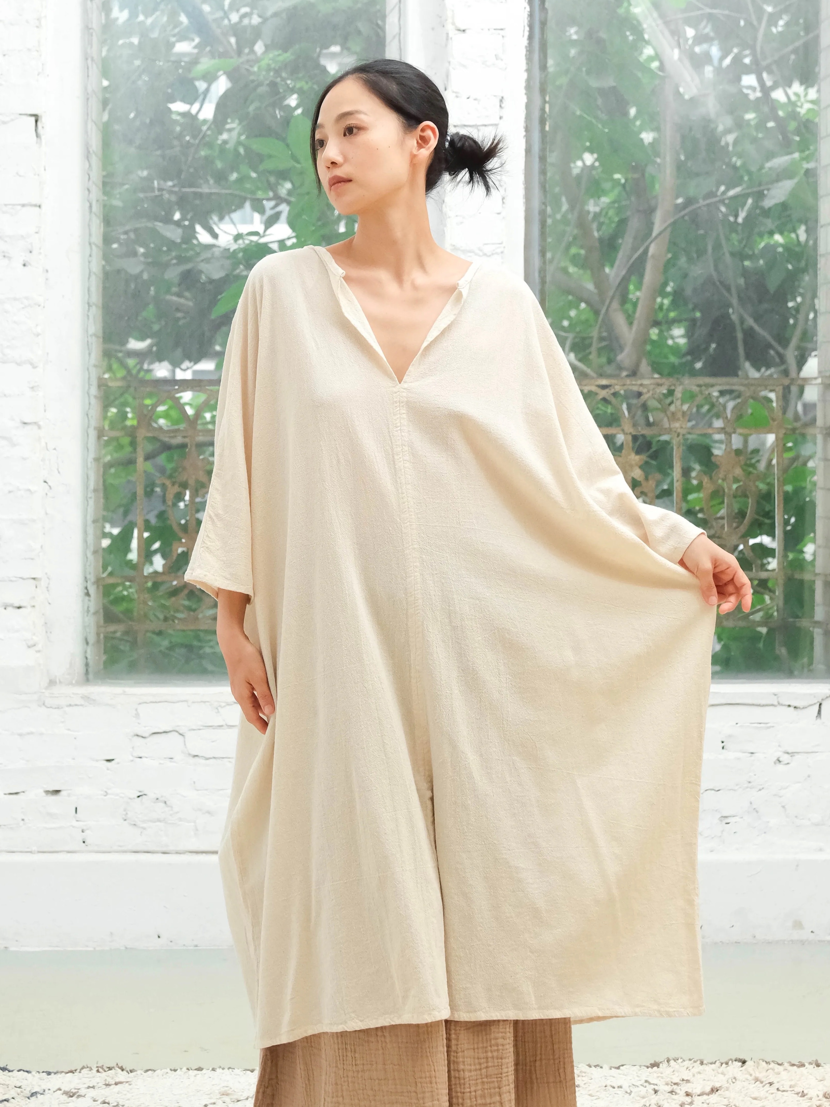 鑰匙領落肩前開衩罩衫洋裝 / 菱紋布 米白