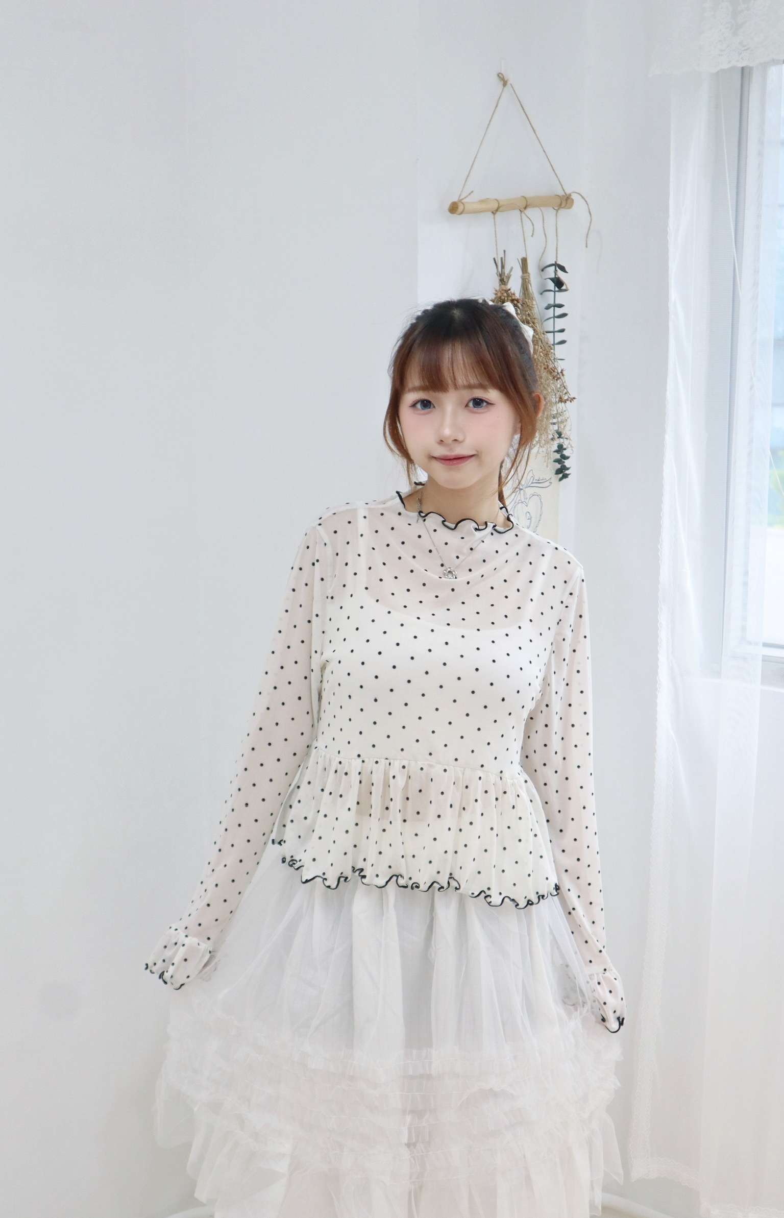 超舒服~ 小波點木耳邊透膚上衣 一色入