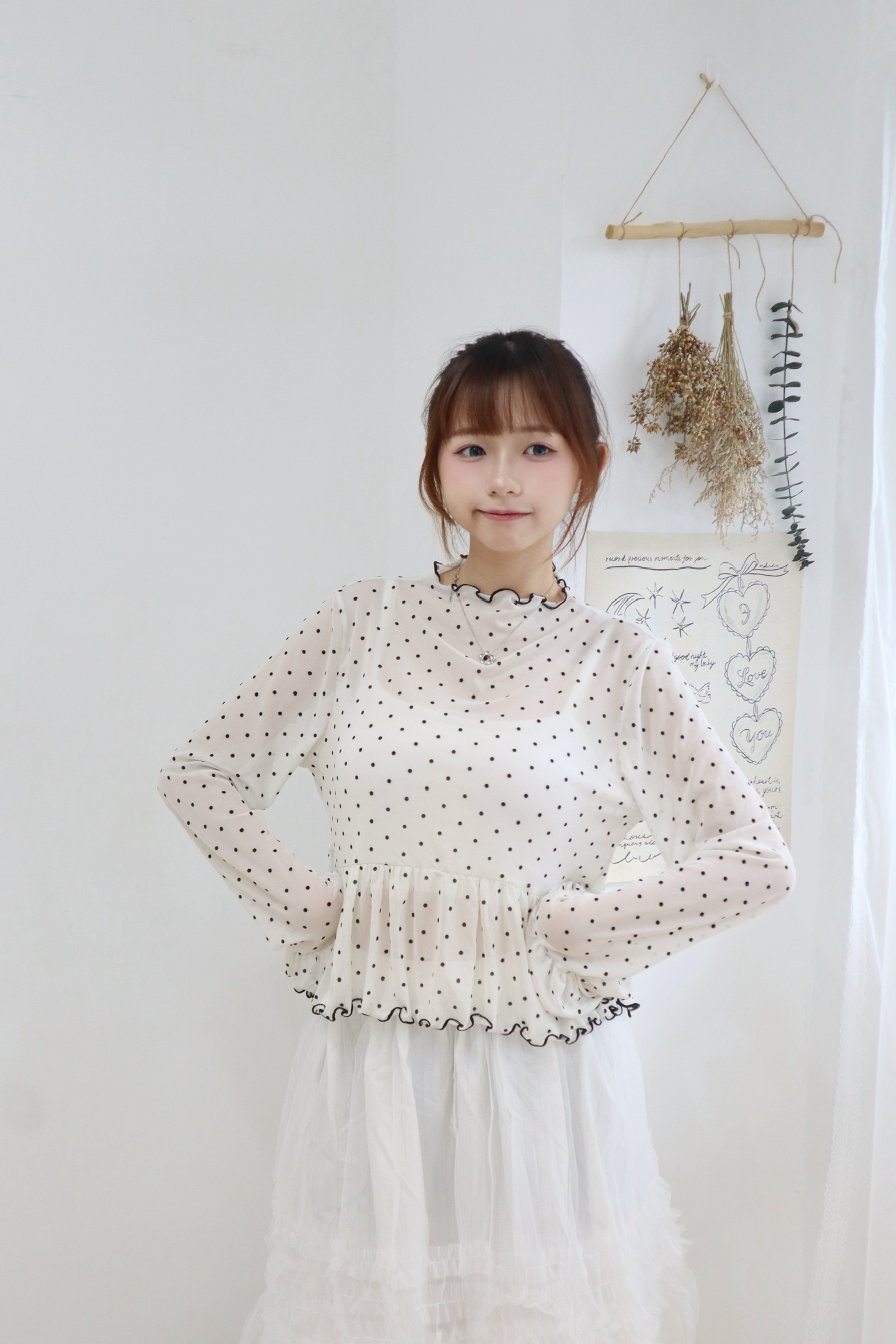 超舒服~ 小波點木耳邊透膚上衣 一色入