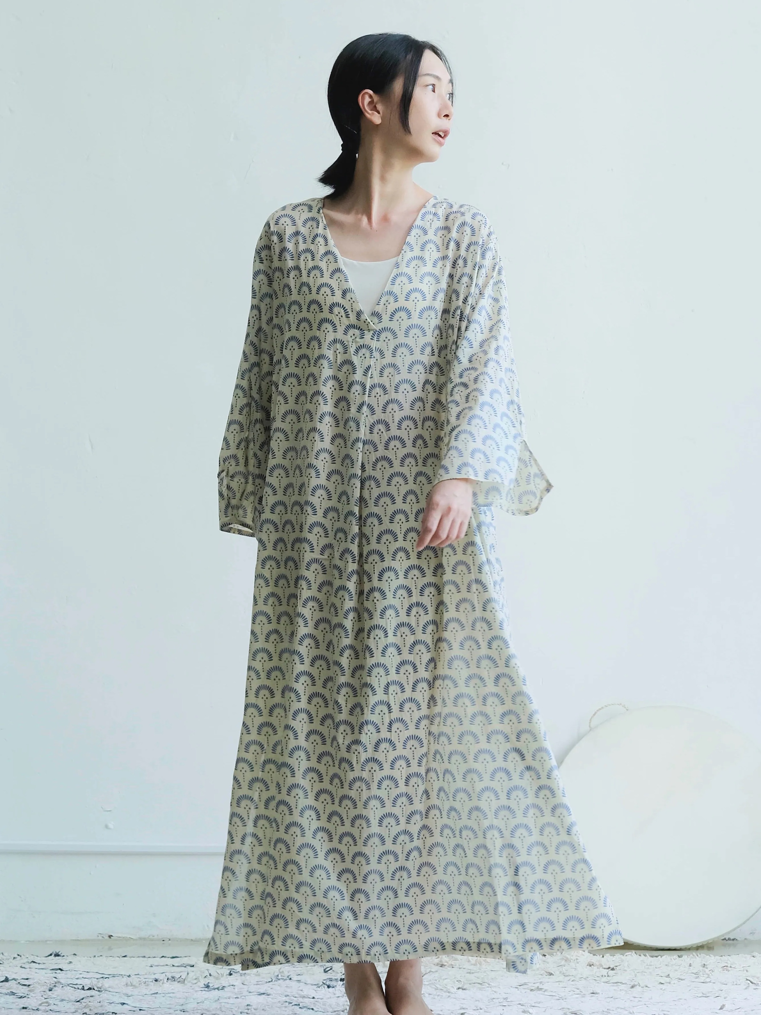 大V領開衩寬袖罩衫洋裝 / 巴里紗 蓋染海葵