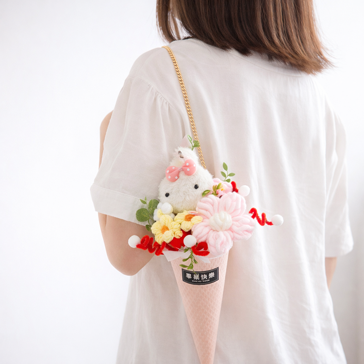 女孩背著兔子編織花甜筒花束,可以背的花束(有金屬鍊條)