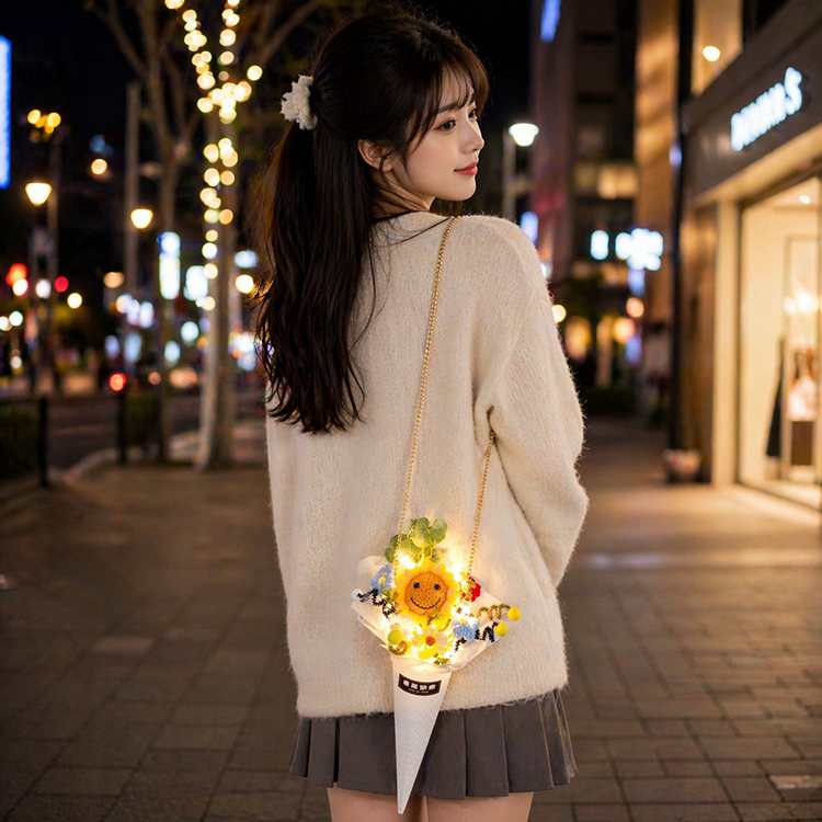 女孩在晚上背著畢業編織向日葵玩偶編織花甜筒花束,可以背的花束(有金屬鍊條)
