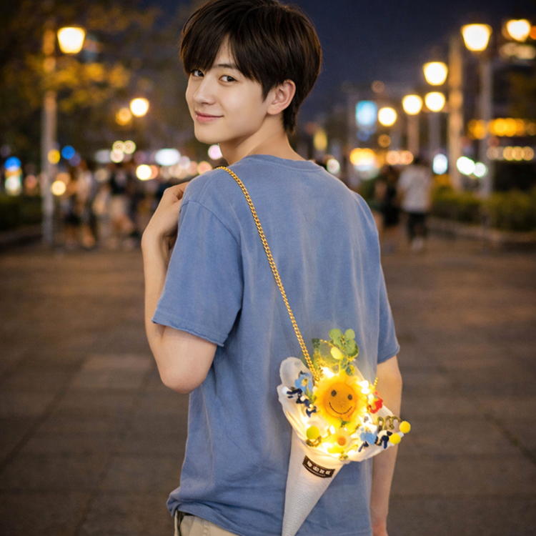 男孩在晚上背著畢業編織向日葵玩偶編織花甜筒花束,可以背的花束(有金屬鍊條)