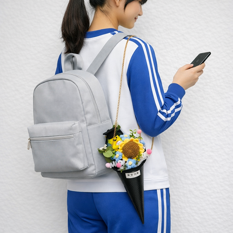 女學生背著編織甜筒畢業花束,可背式花束