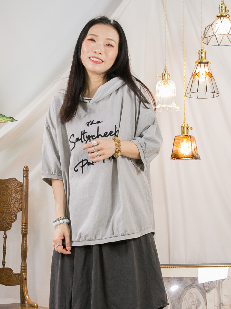 英文字刺繡．有帽．麻棉料TOP