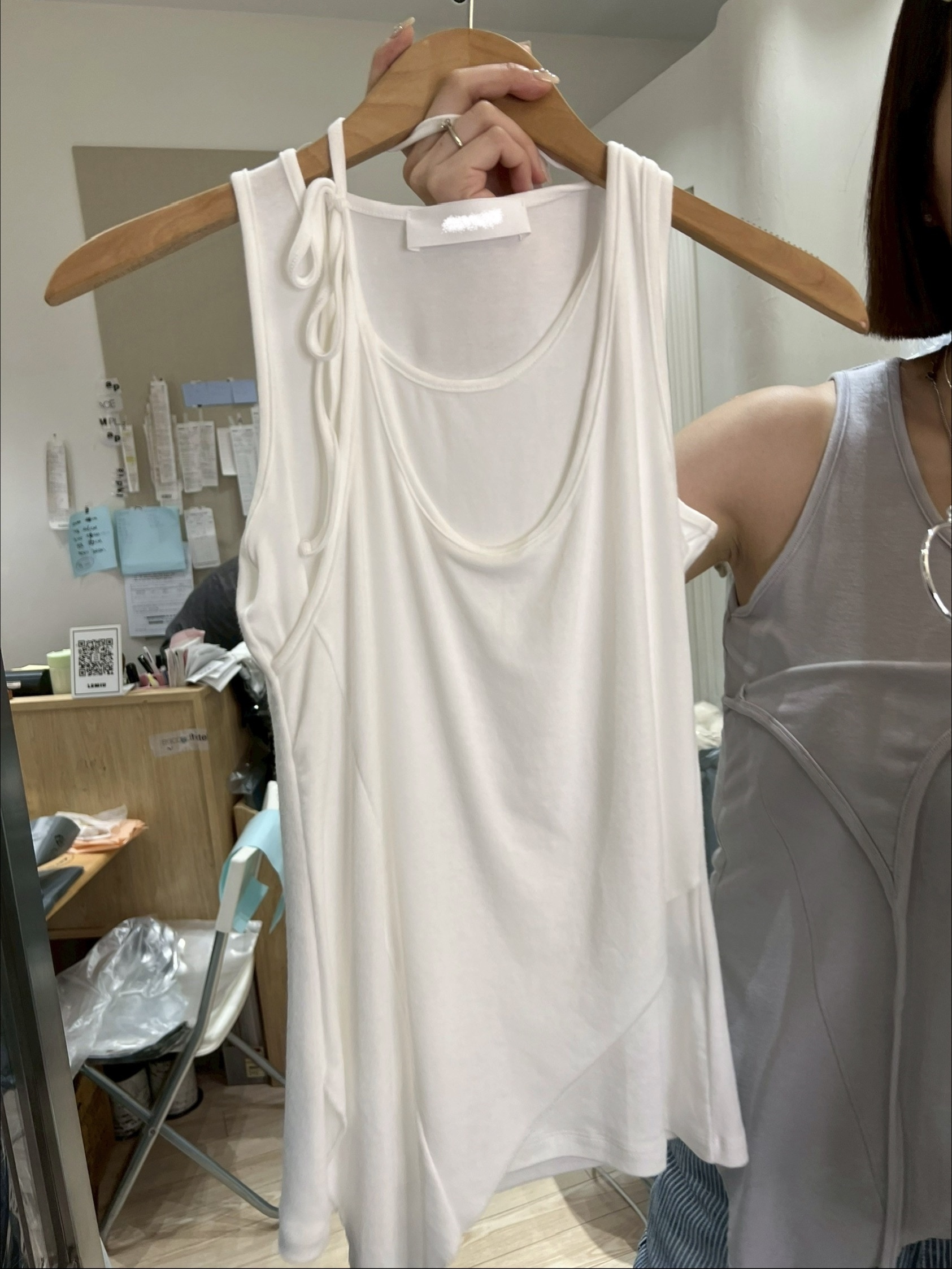 主打的羊毛天絲假兩件繞脖背心/3色均碼/米