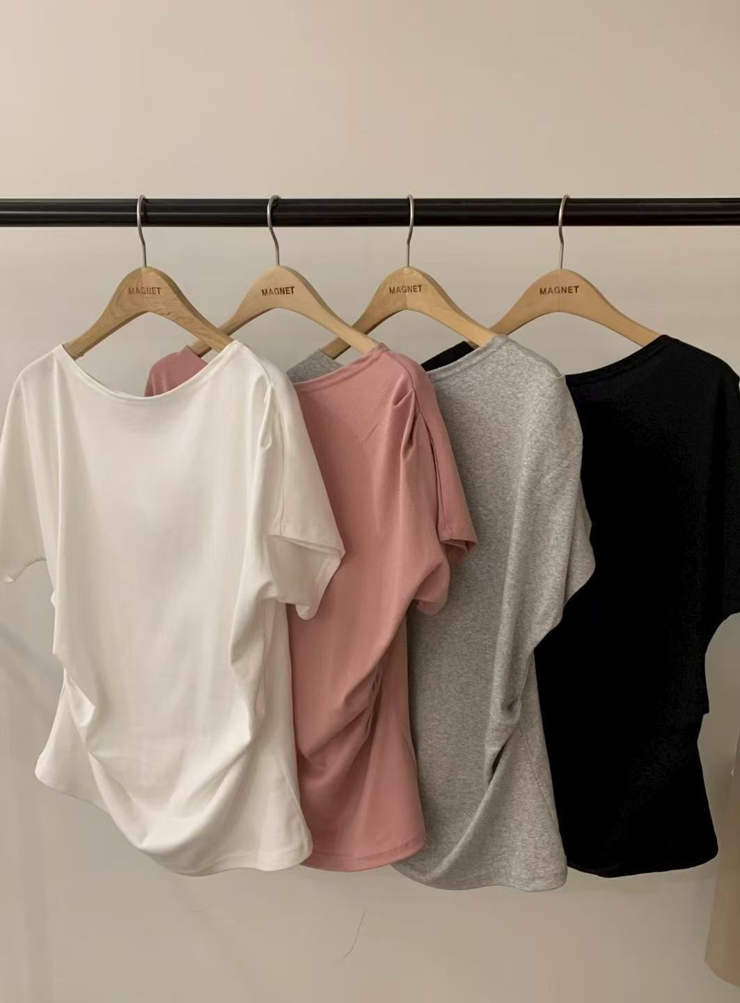 MN6136 兩側抓皺收腰圓領上衣