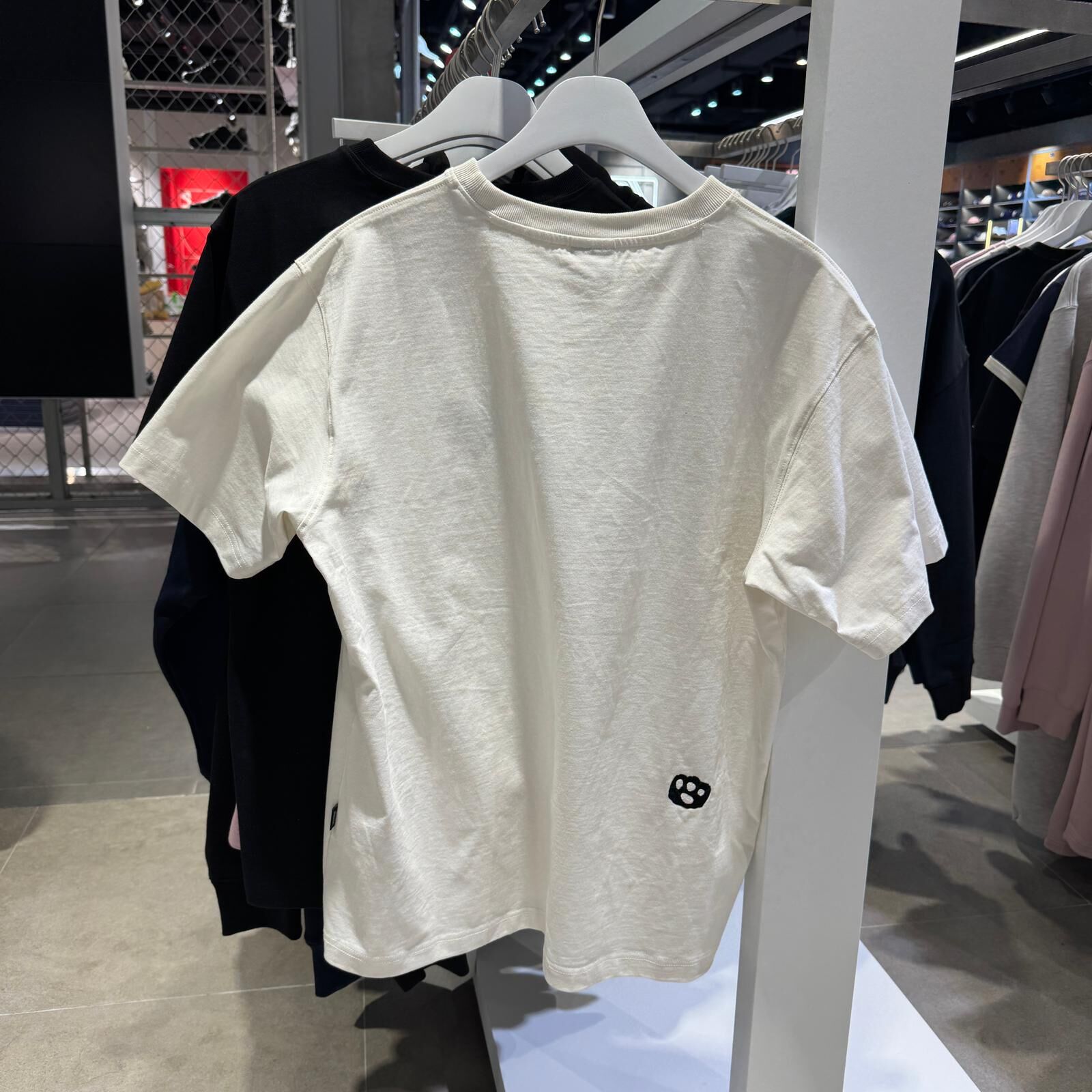 C75 LMR 細logo+背身腳印 T-Shirt - Cream｜BQQTSAM714