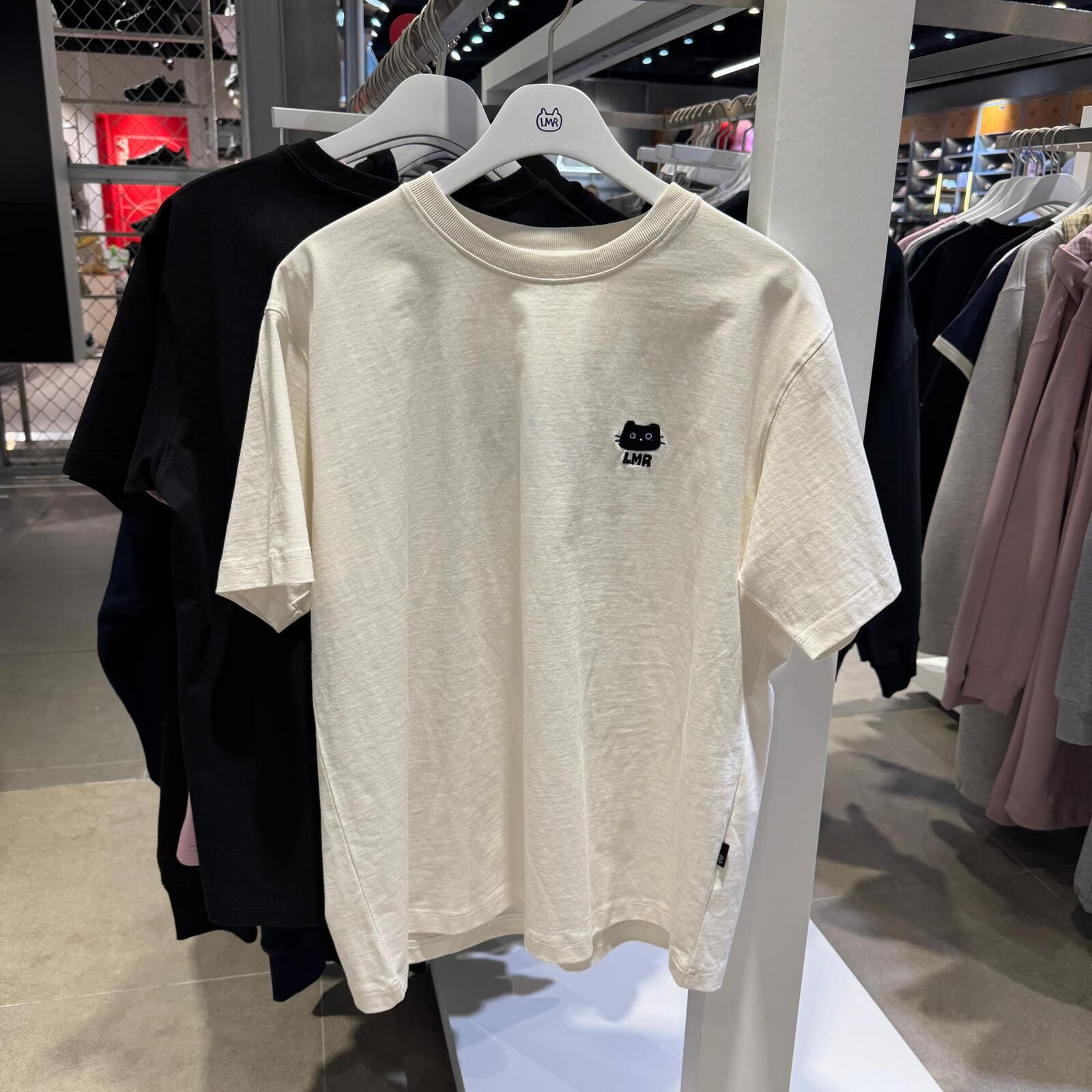 C75 LMR 細logo+背身腳印 T-Shirt - Cream｜BQQTSAM714