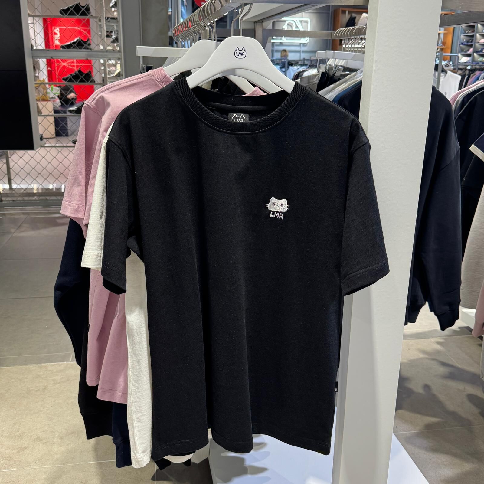 C76 LMR 細logo+背身腳印 T-Shirt - BLACK｜BQQTSAM714