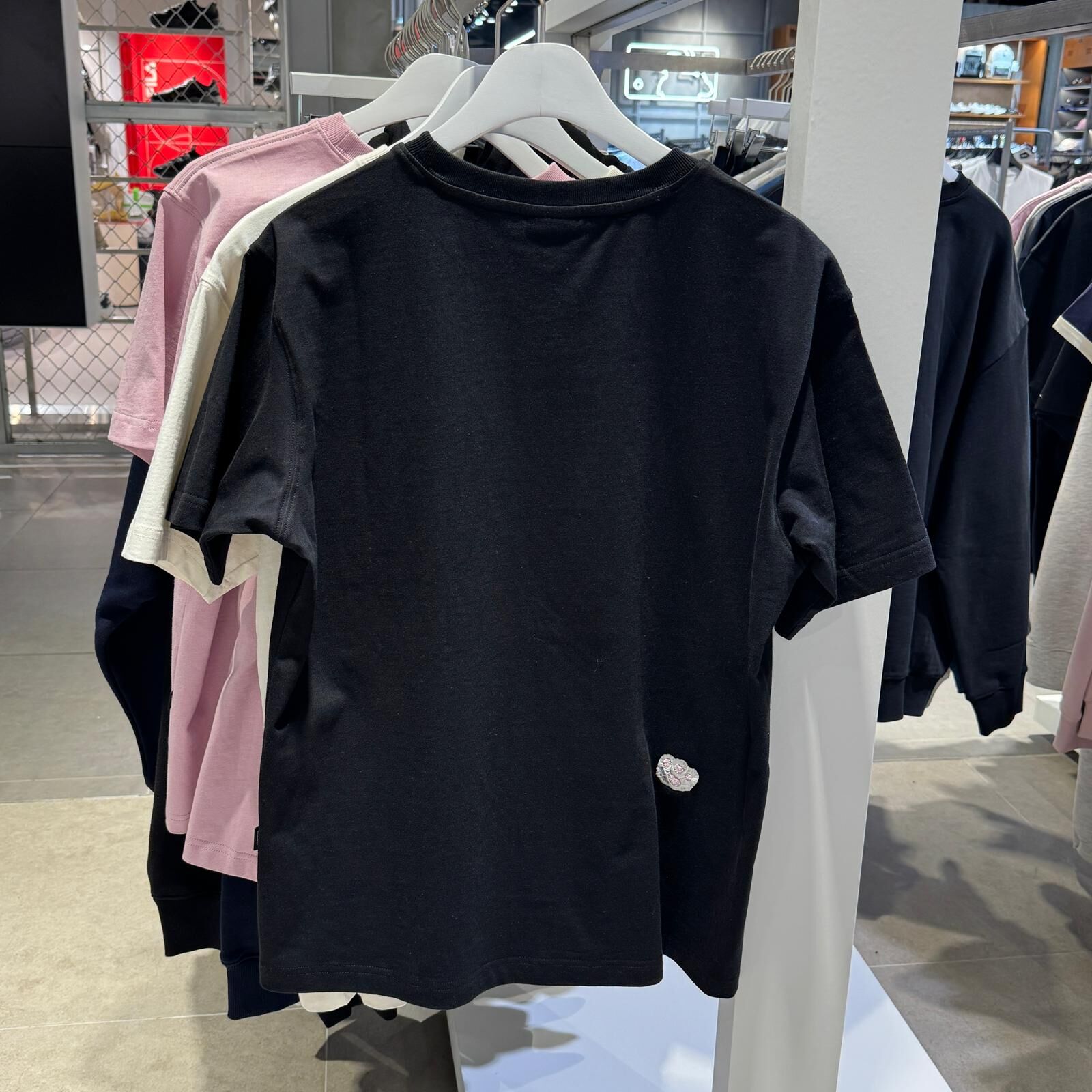 C76 LMR 細logo+背身腳印 T-Shirt - BLACK｜BQQTSAM714