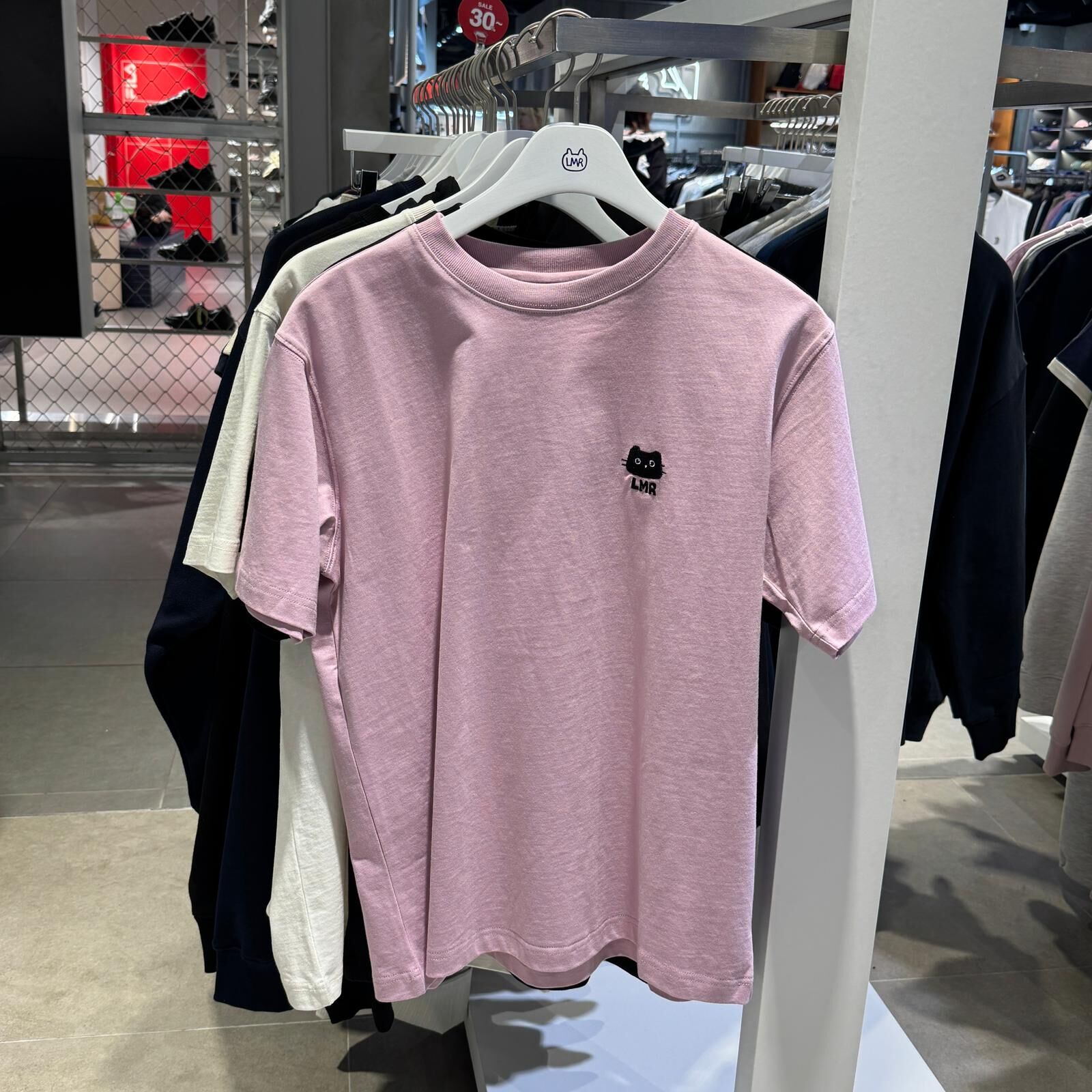 C77 LMR 細logo+背身腳印 T-Shirt - Pink｜BQQTSAM714