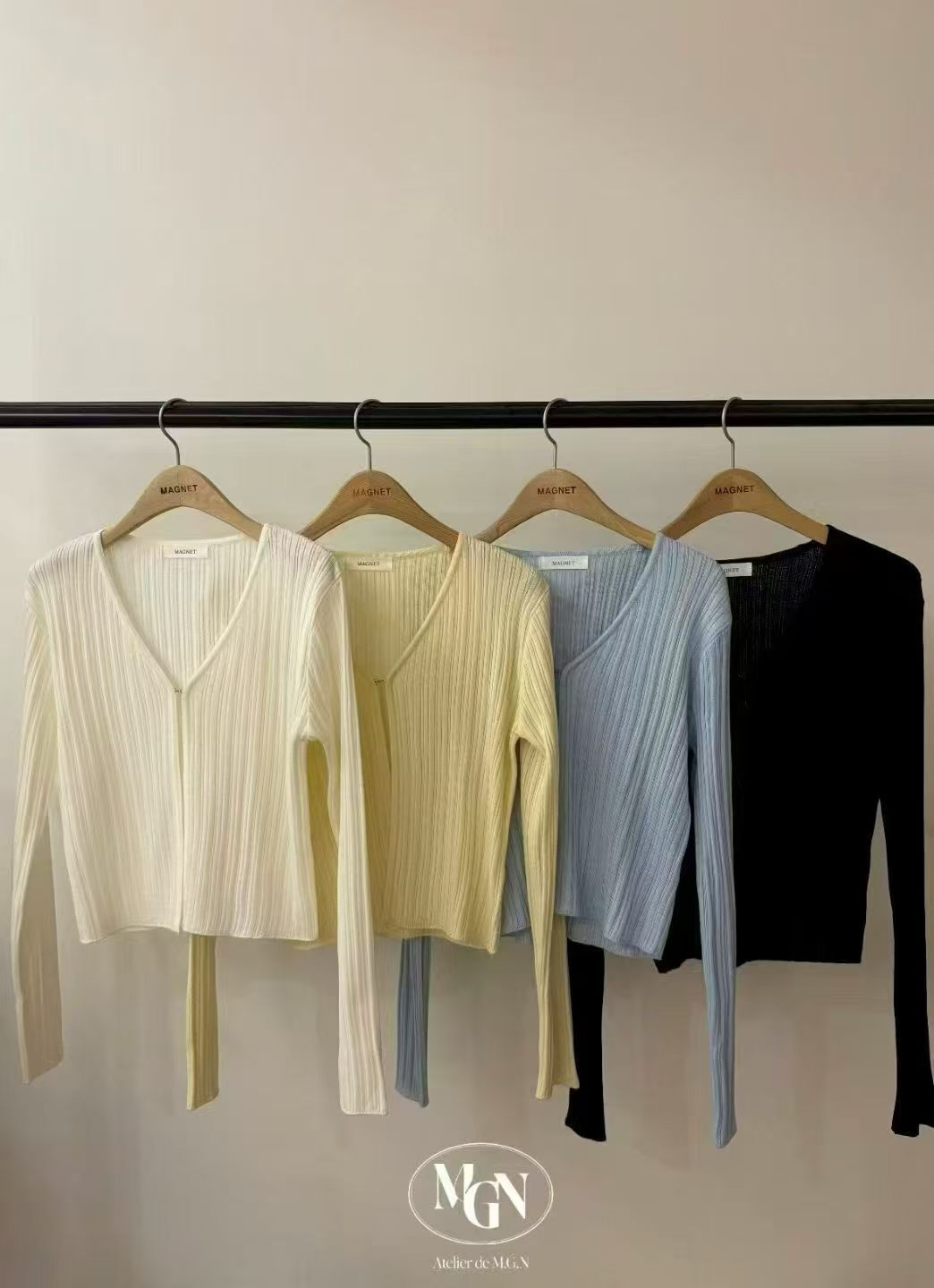 MN6140 坑紋透膚開扣V領罩衫