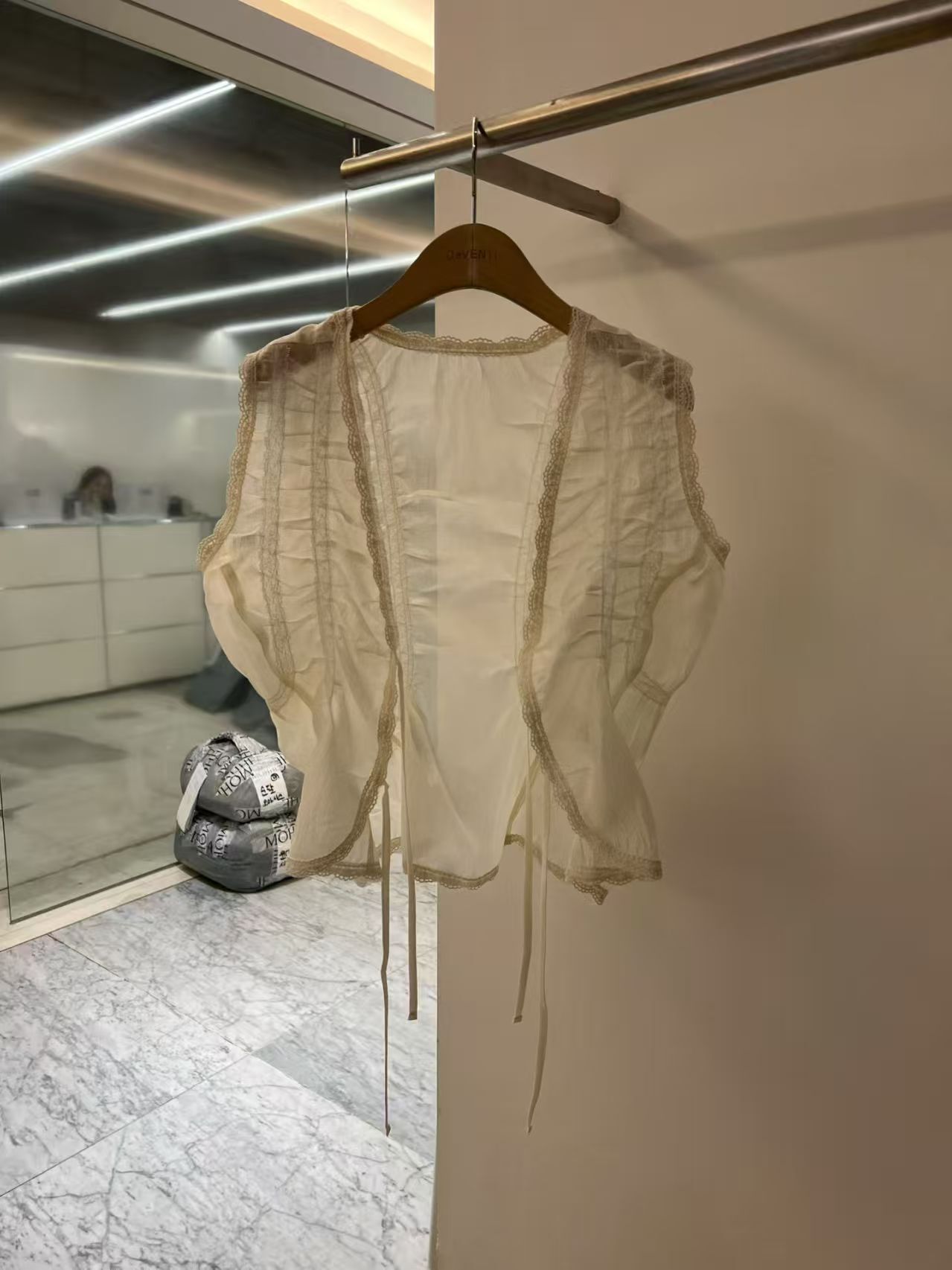 DV6103 泡泡雪紡蕾絲小罩衫