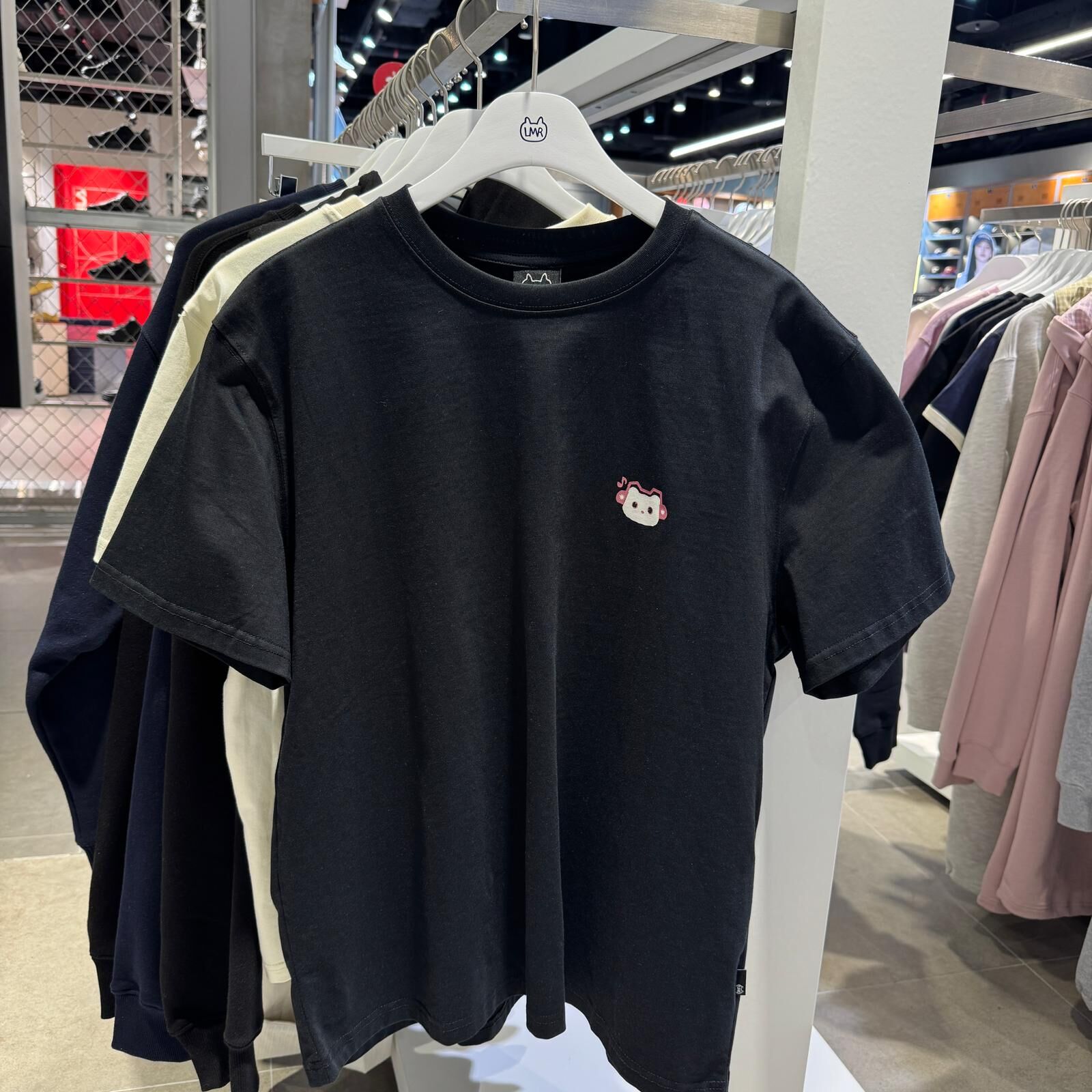 C79 LMR 細logo+背後英文字 T-Shirt - Black｜BQQTSAM712