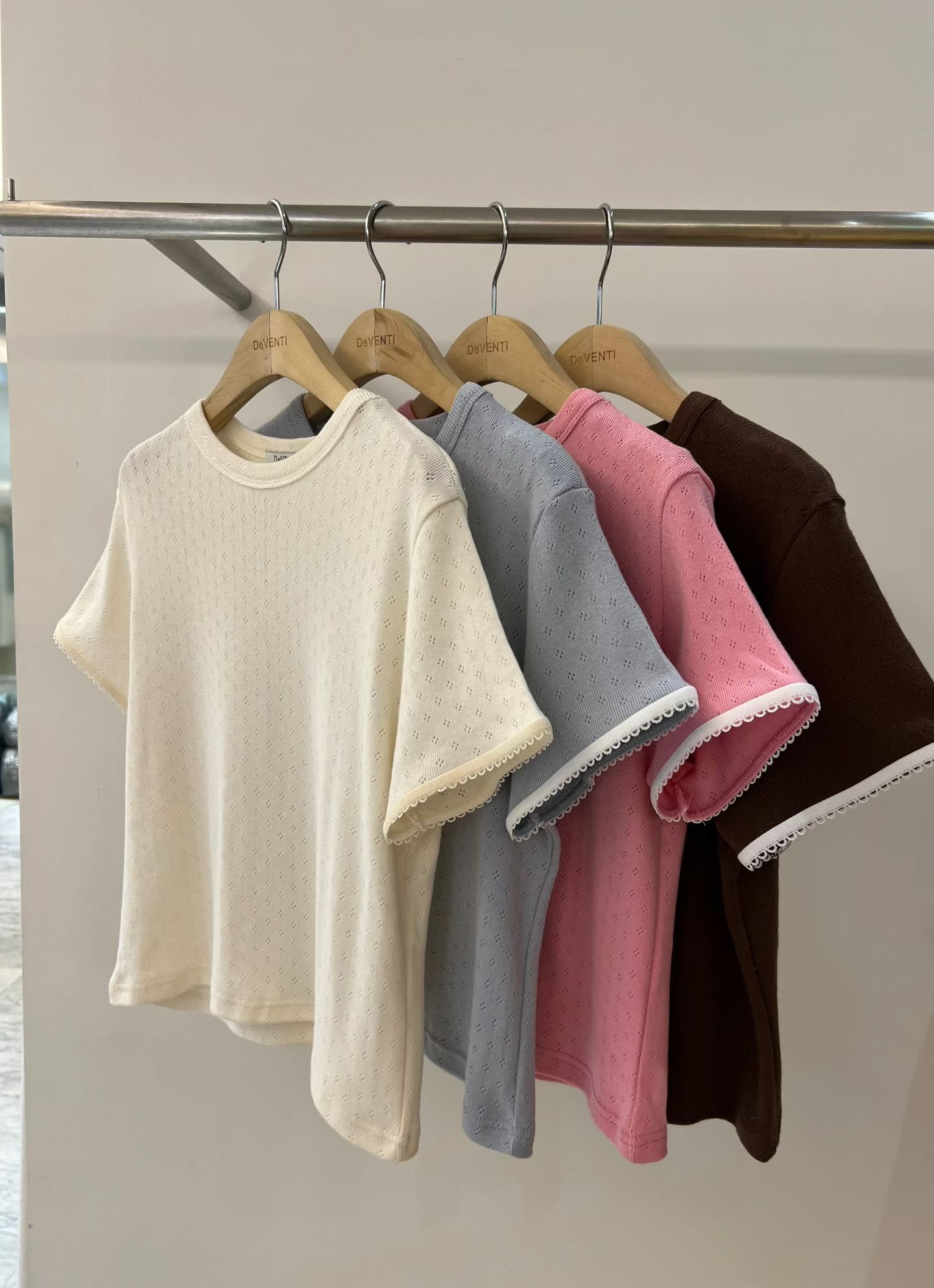 DV6107 鏤空小花拼接袖軟綿棉Tee