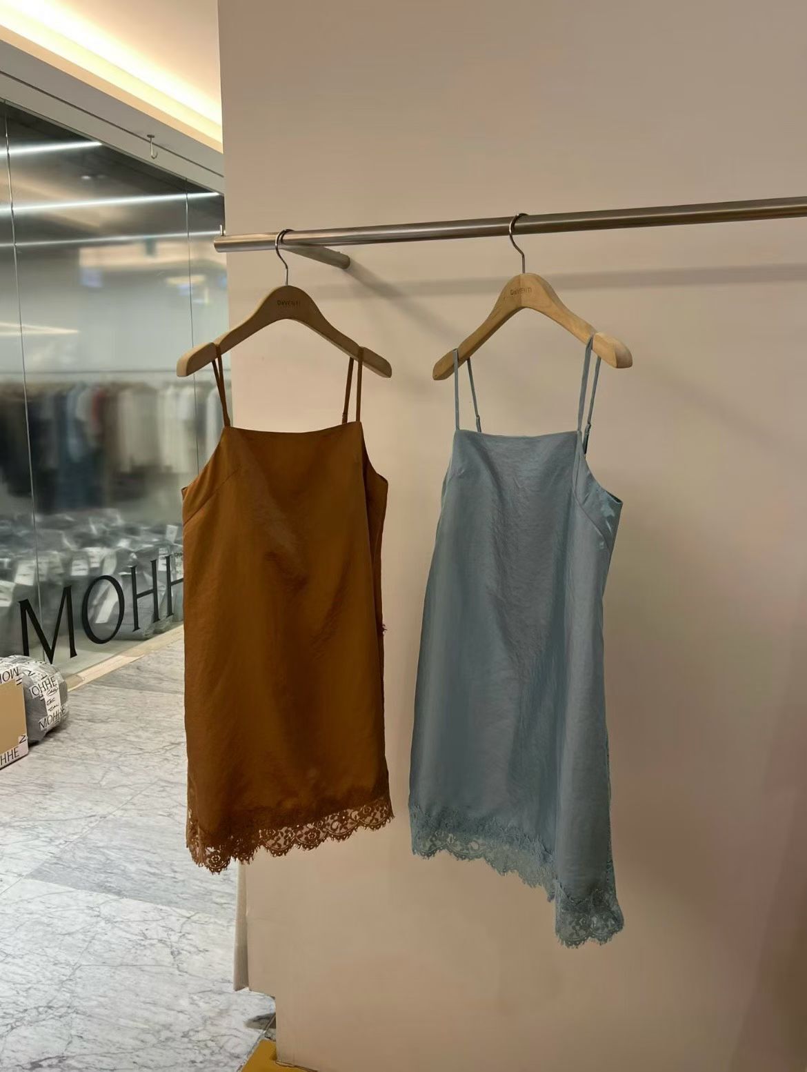 DV6110 吊帶方領拼蕾絲醋酸連身裙