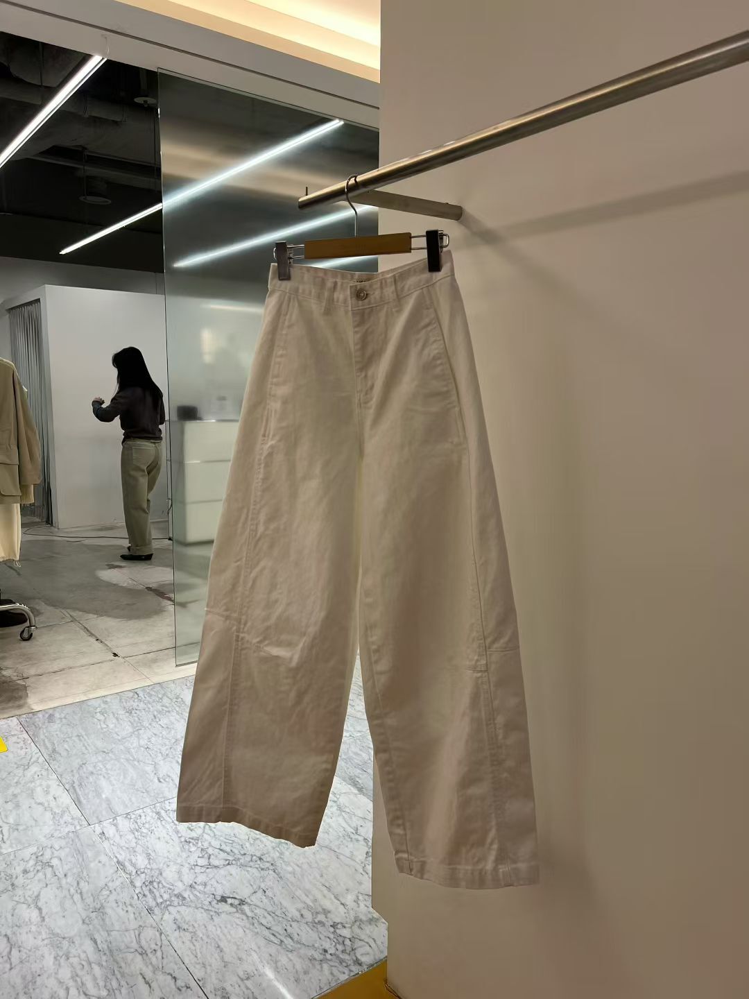 DV6109 超顯瘦純白彎刀牛仔褲