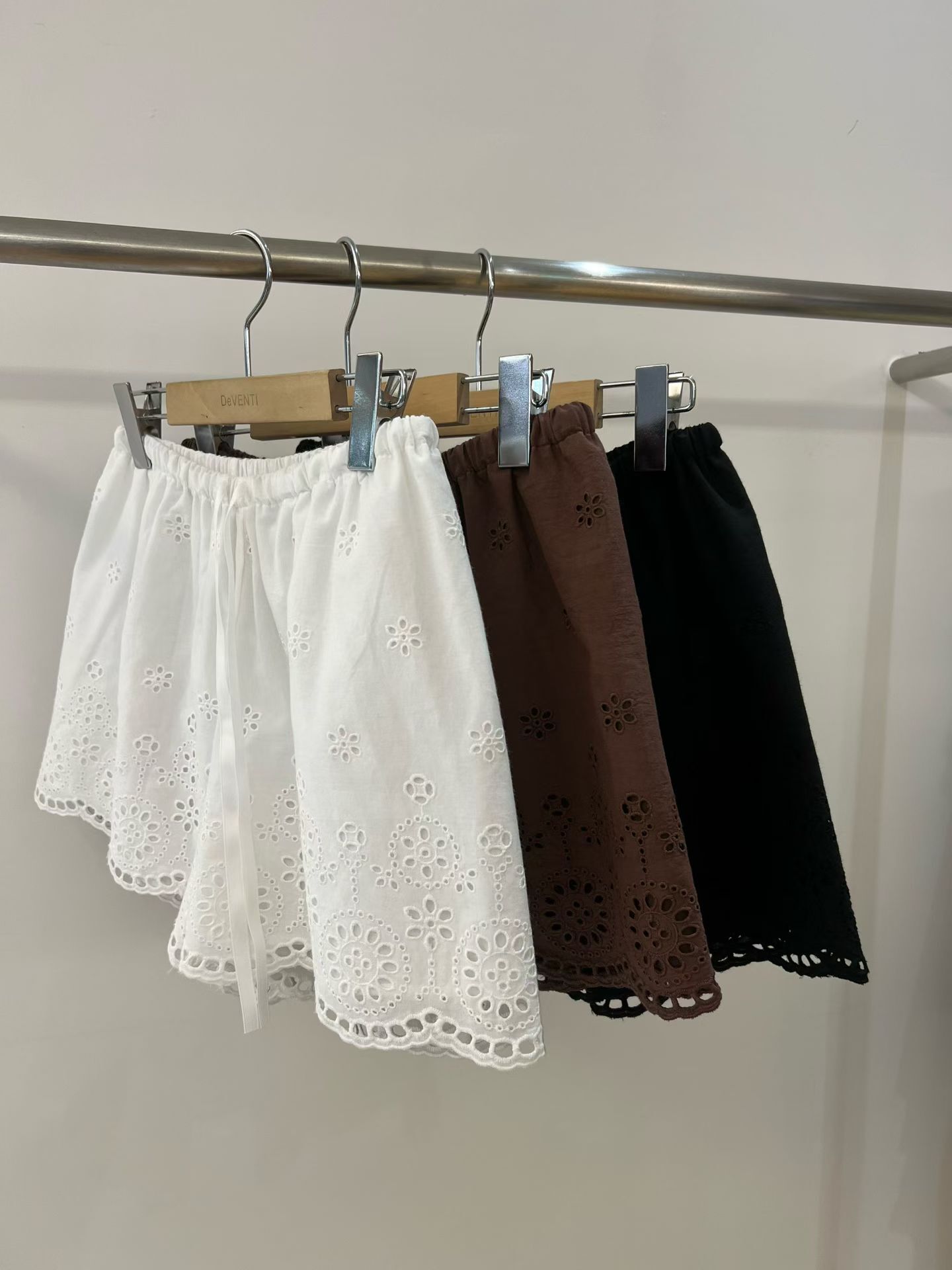 DV6114 小花鏤空包邊橡筋腰短褲