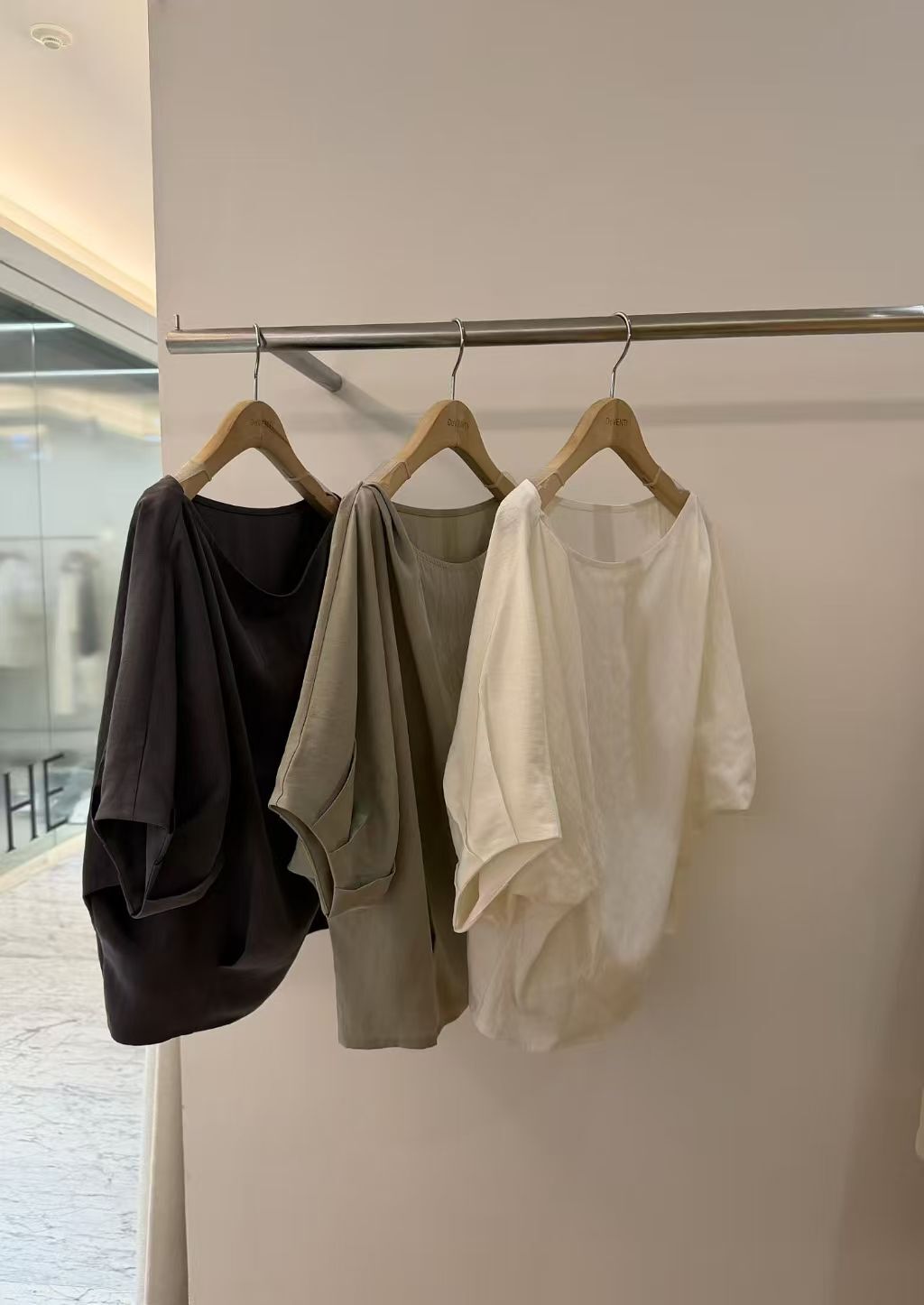 DV6121 泡泡袖壓褶顯瘦上衣