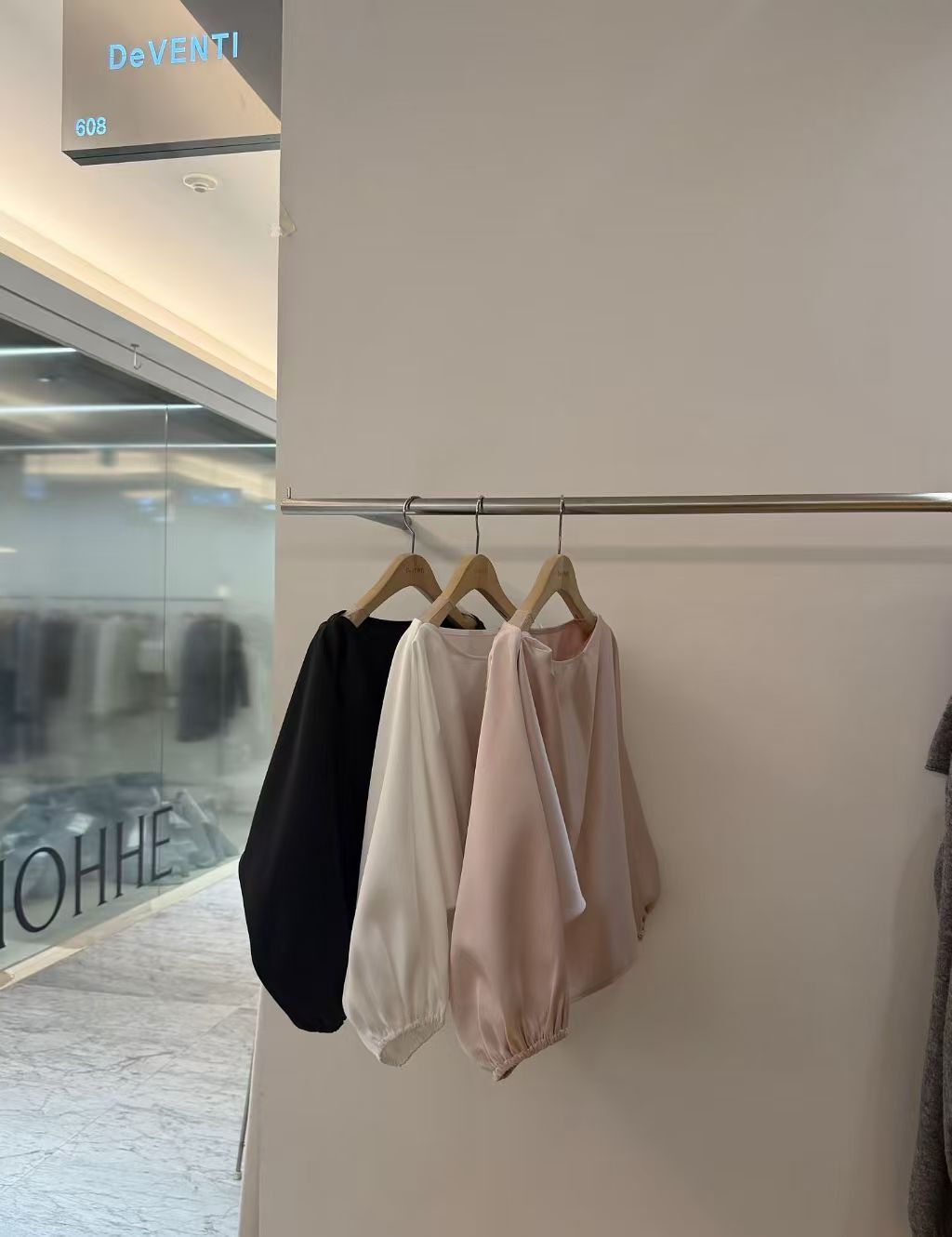 DV6124 Jennie同款!!小露肩燈籠袖光澤上衣