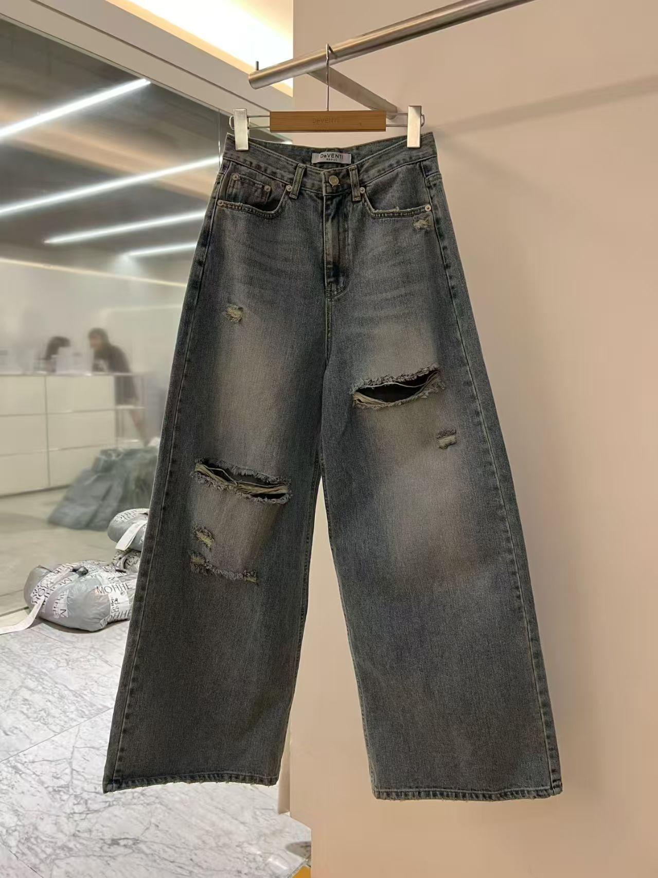 DV6125 型格復古破洞貓鬚洗水牛仔褲