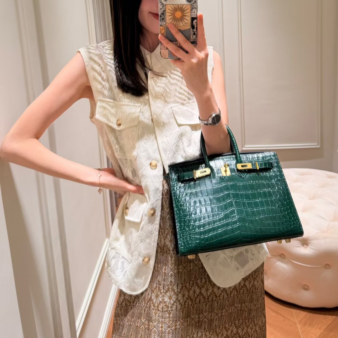 雲朵白蕾絲織紋感立領排釦背心外套-F (Elegant & Love)