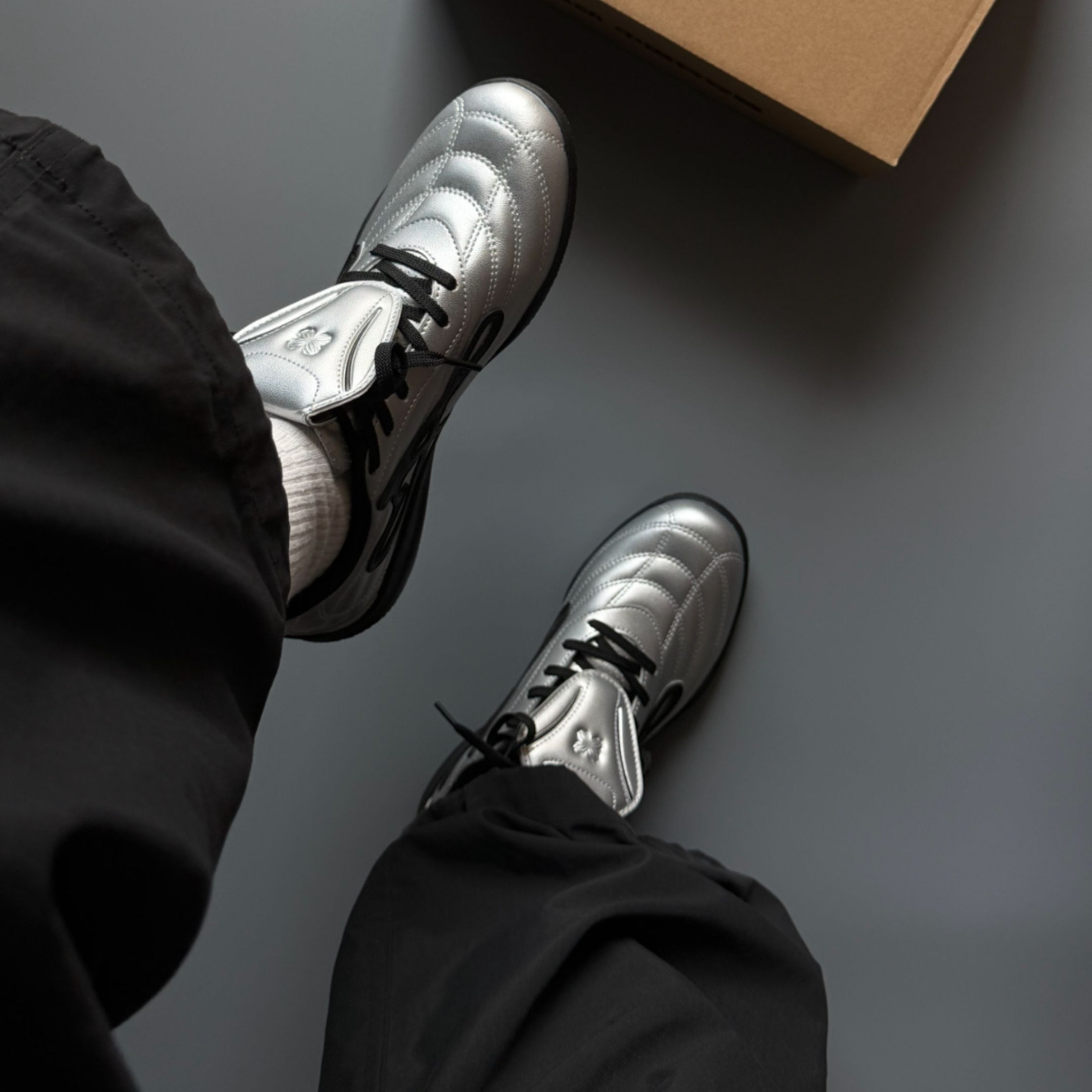 NICEDAY 代購 Anta 銀色 黑色 蓋蓋鞋 液態銀 足球風 賽車鞋 耐磨 德訓 922628804-1