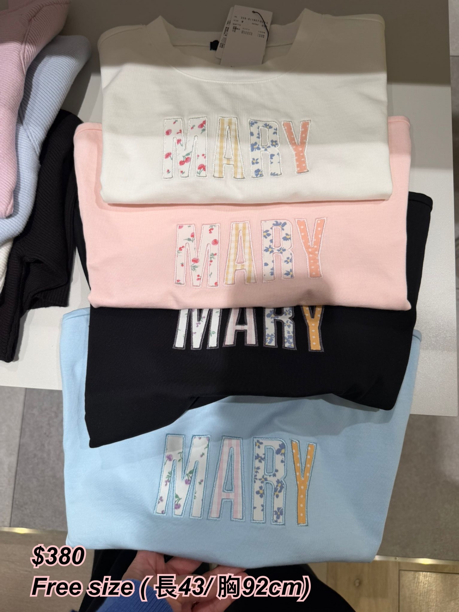 260424 Mary Quant 碎花字短身Tee / 4 色