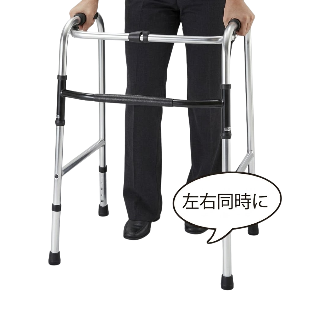 這款銀色摺疊式四腳助行架專為長者及復康人士設計，提供穩固的步行支撐。圖中顯示使用者雙手握住防滑手柄，助行架設有多段高度調節功能，並附有日文標示「左右同時」，提示需同步移動支撐架。這類輕便步行輔助器是香港家庭常見的復康器材，能有效提升行動不便者的安全，預防跌倒，並方便在香港網購。