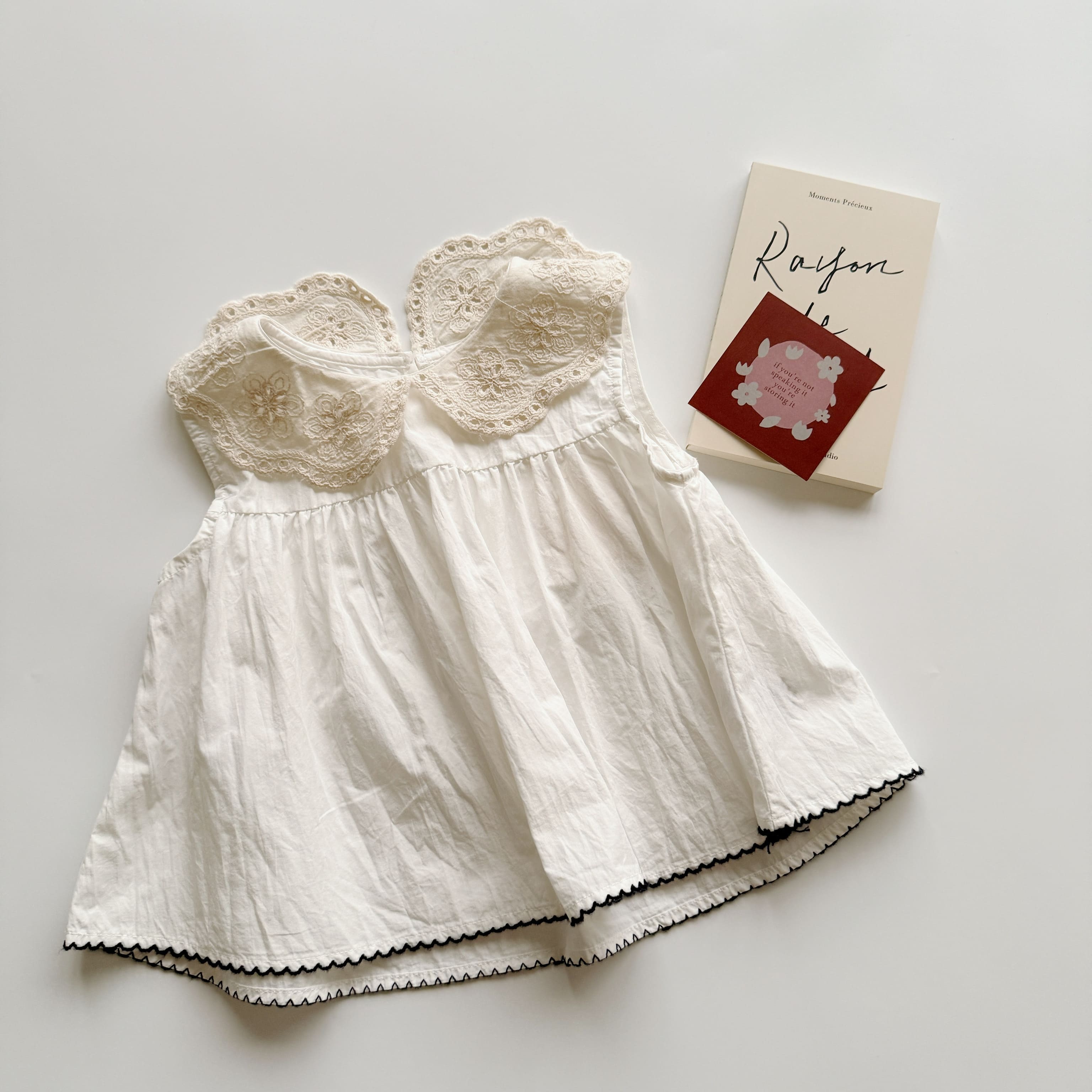 簍空蕾絲娃娃領上衣