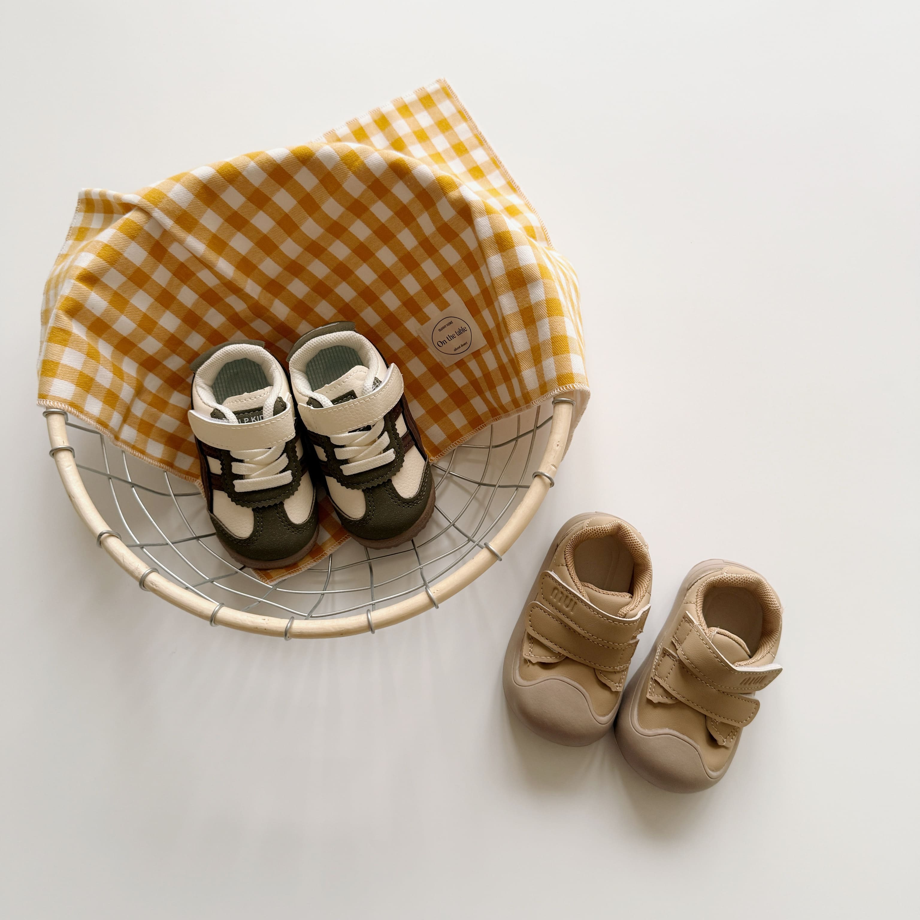 素色圓頭休閒鞋