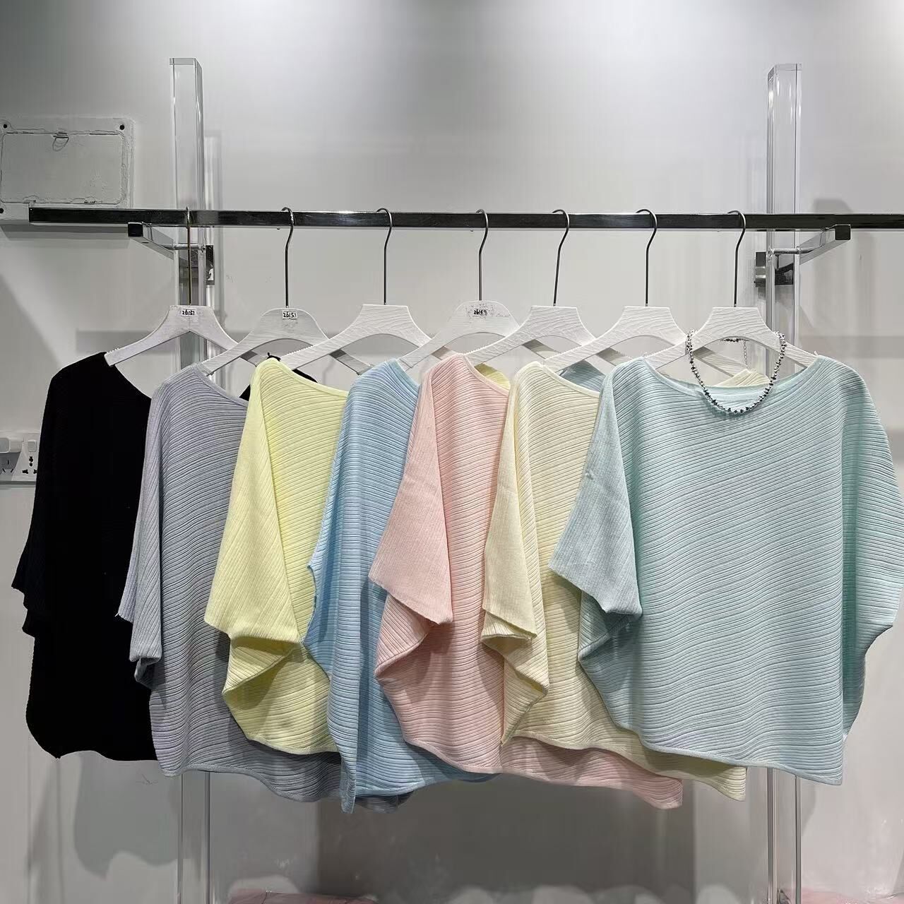 【預訂】斜紋不規則腳彈性針織蝙蝠袖TOP (E94-E100)